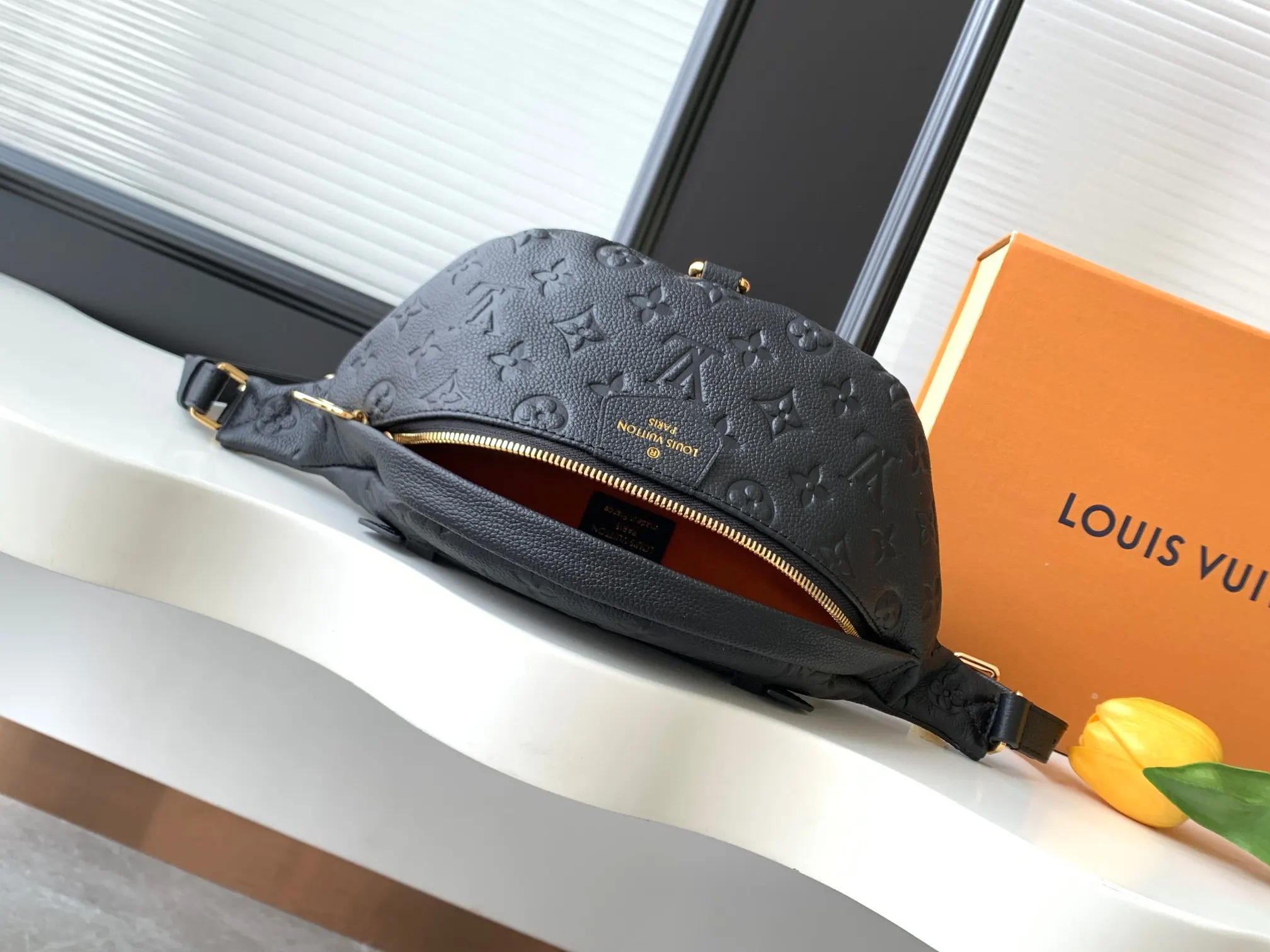 LV black and white color scheme fanny pack, casual breast bag Image 9 LV black and white color scheme fanny pack, casual breast bag Image 9