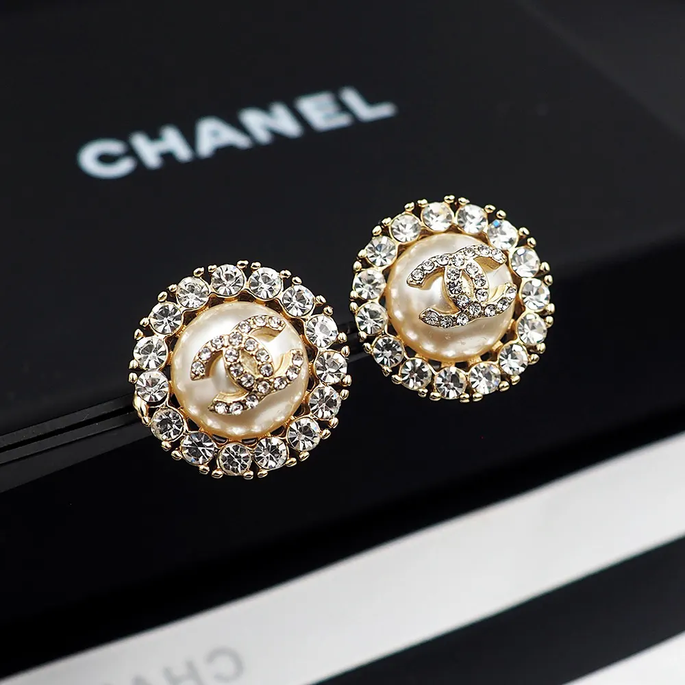 Chanel 珍珠 耳钉 小巧点缀 耳饰