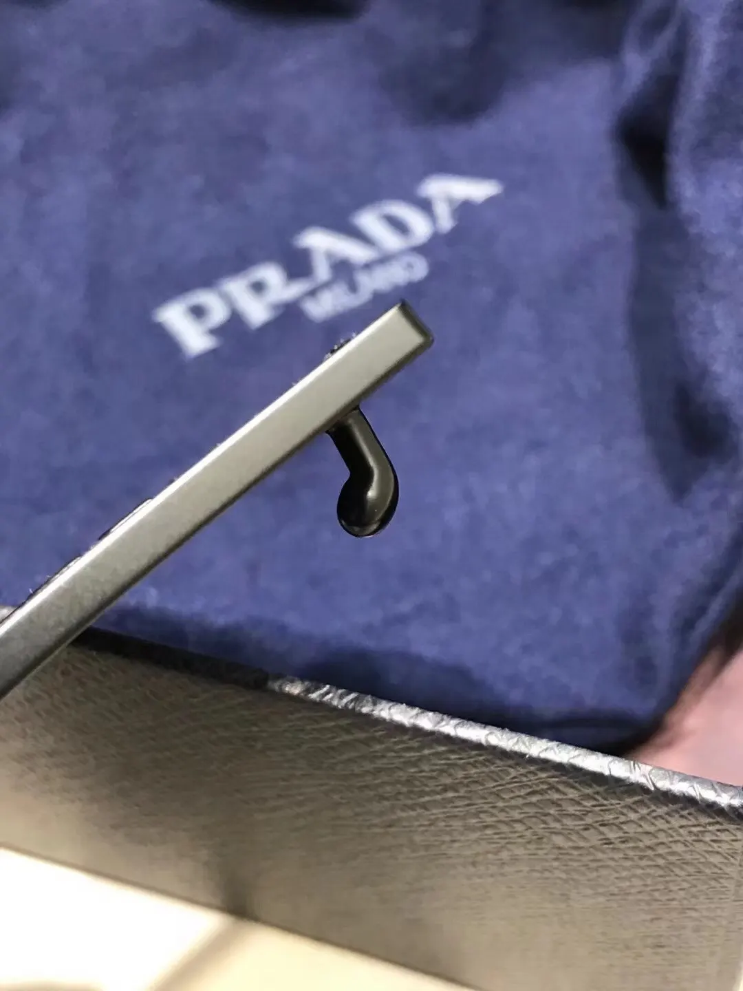 Prada 牛皮 三角标 腰带 通勤搭配