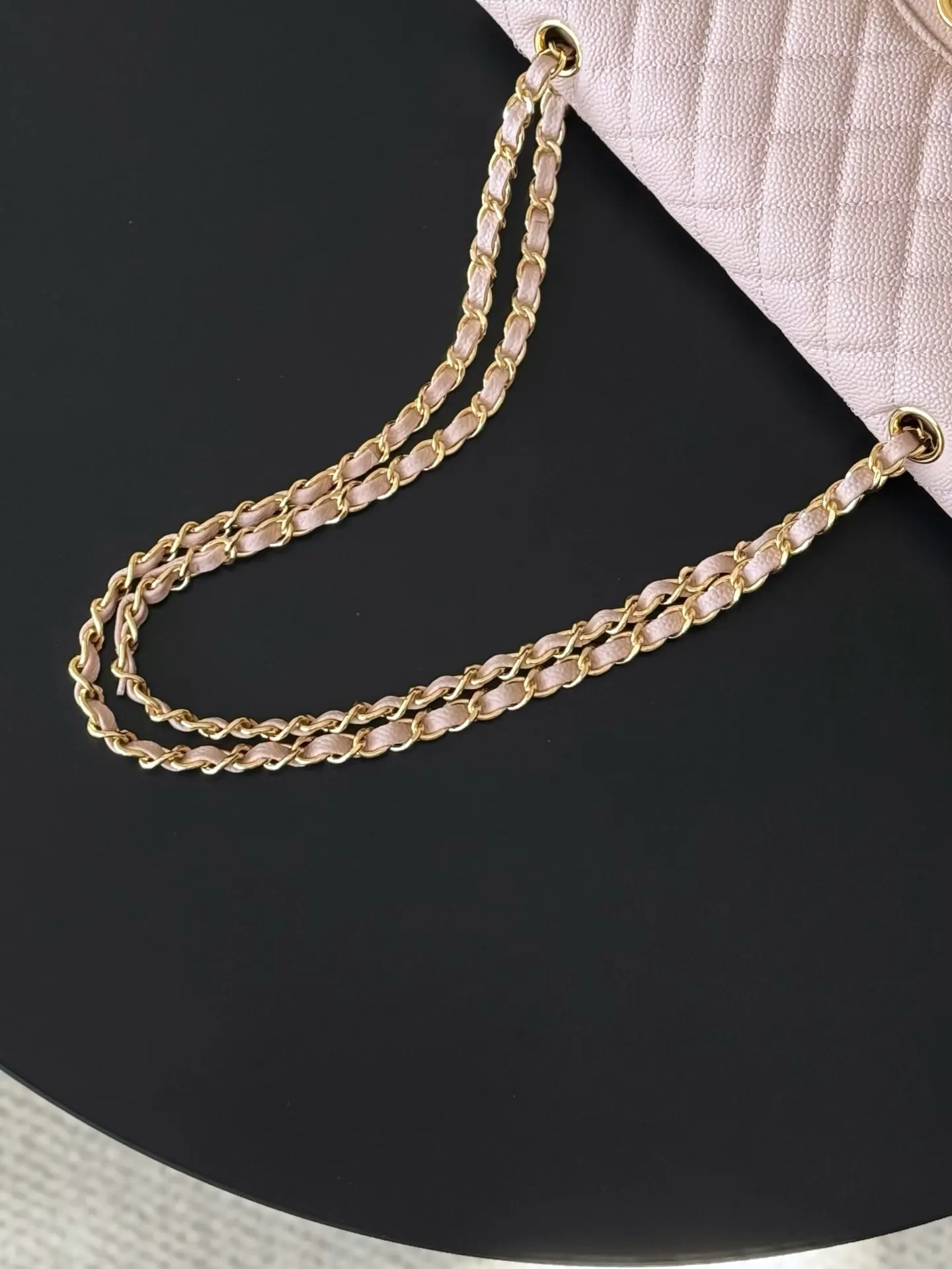 Chanel 浅粉色鱼子酱牛皮翻盖链条包 金扣