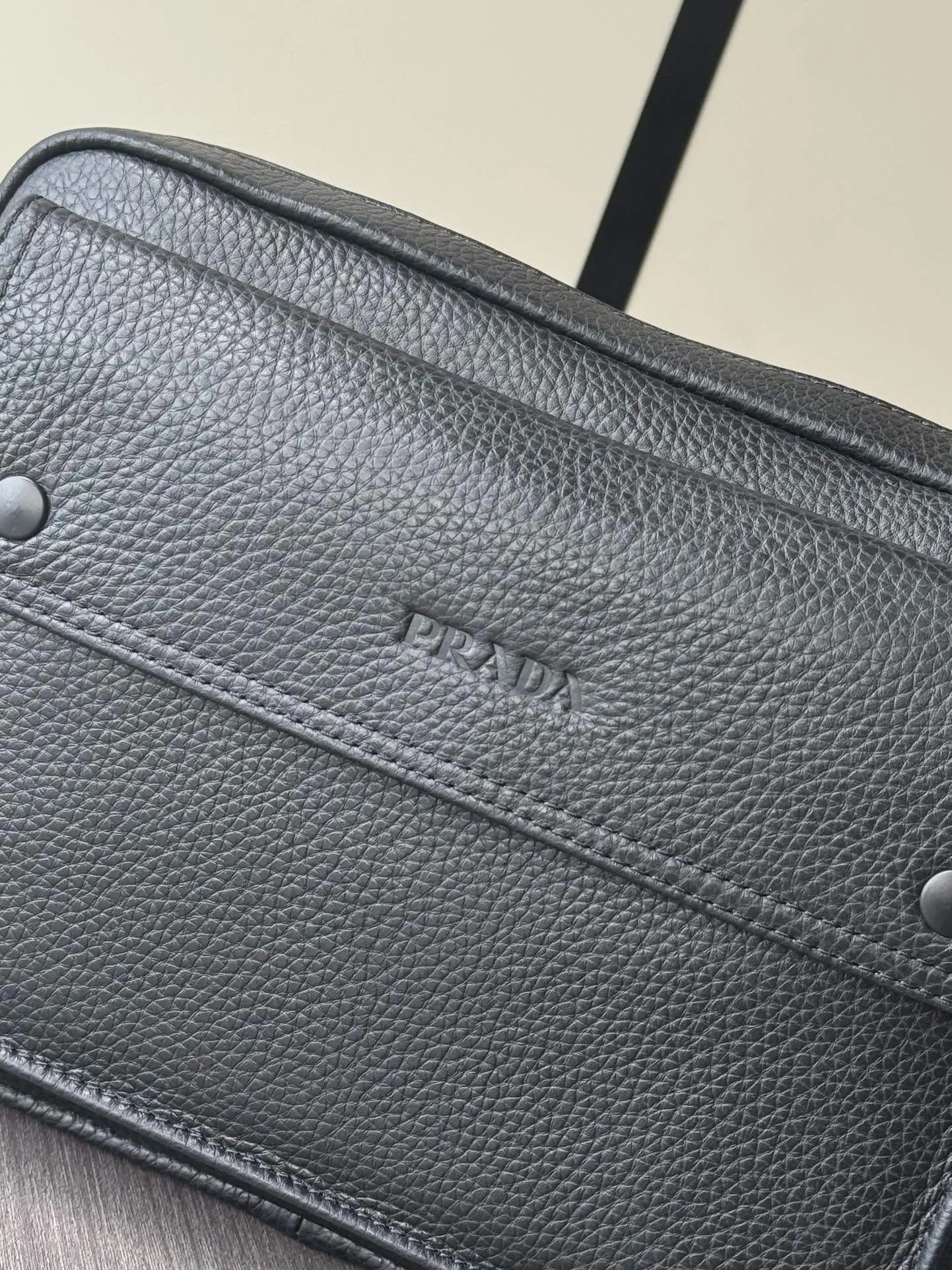 Prada 黑色 牛皮 Logo 斜挎包