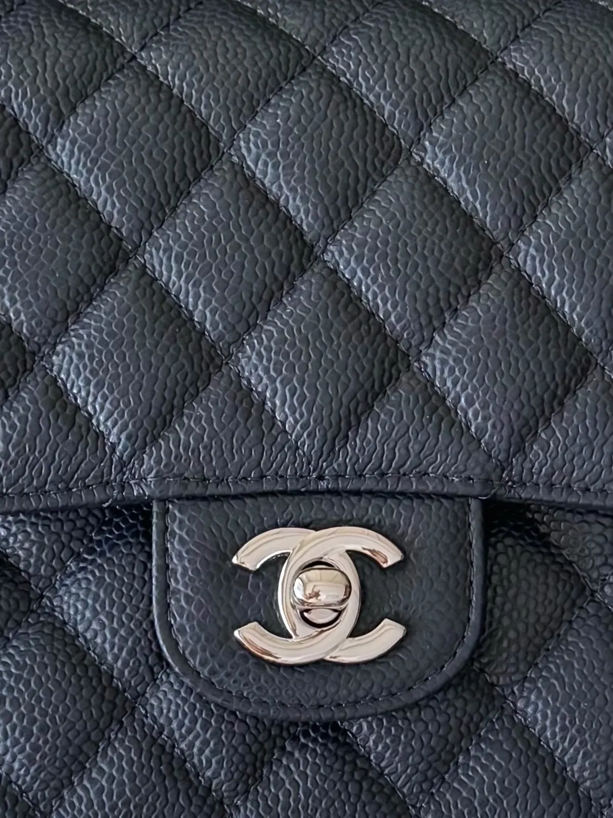 Chanel 黑色魚子醬牛皮翻蓋鏈條包 金扣