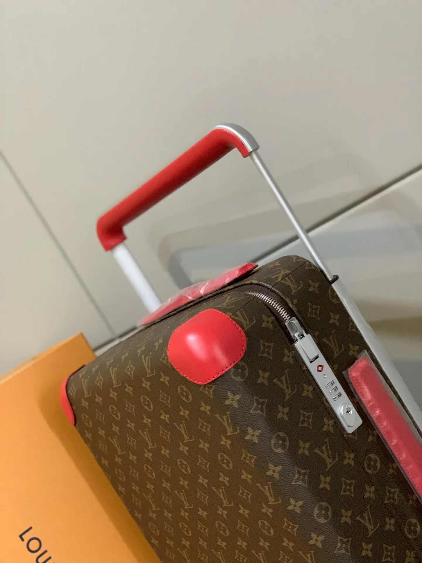 灰色 银色 拉杆真皮包裹 行李箱 旅行拉杆款 轻便出行款