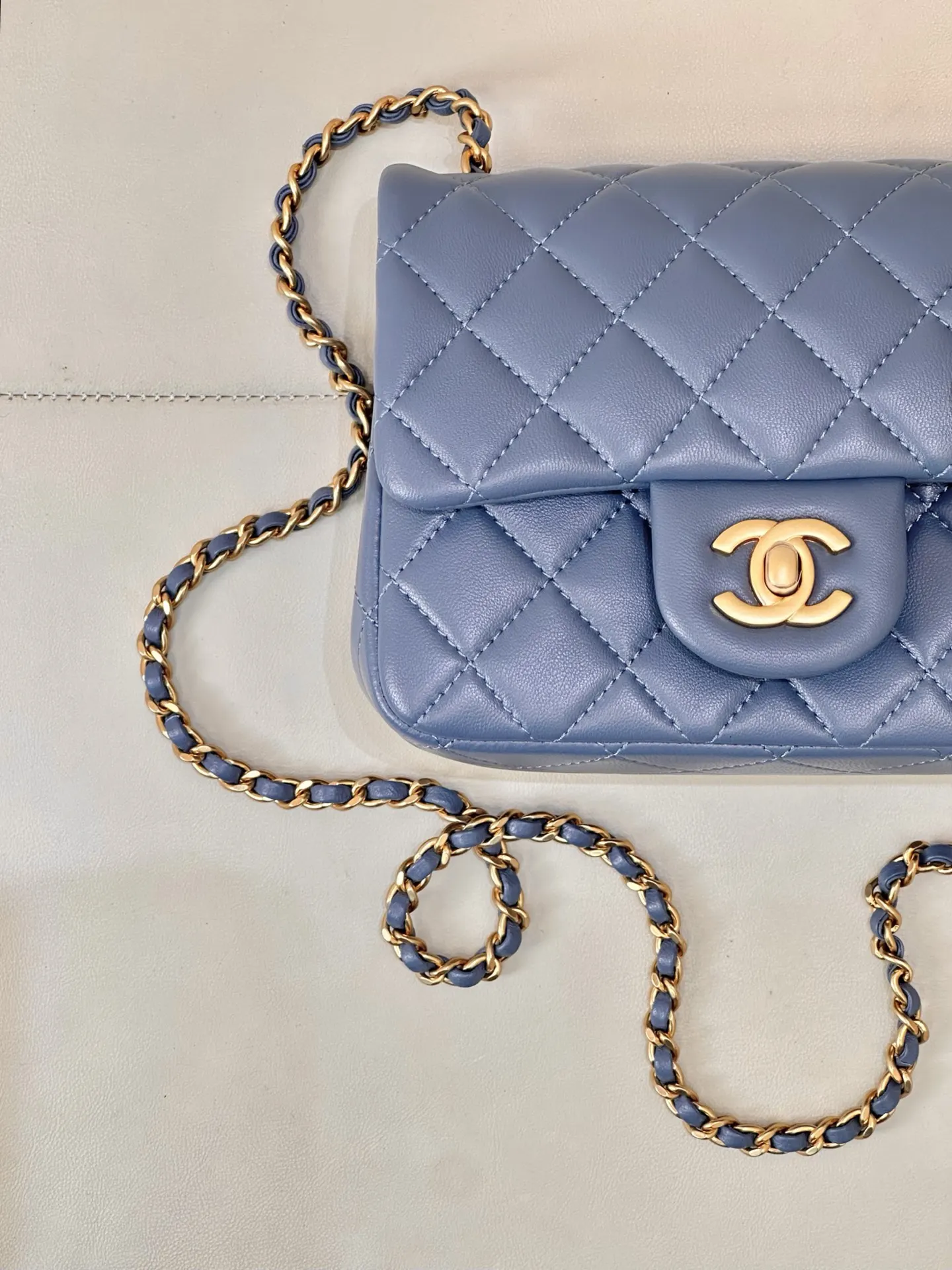 CHANEL 蓝色牛皮迷你链条包 单肩斜挎款