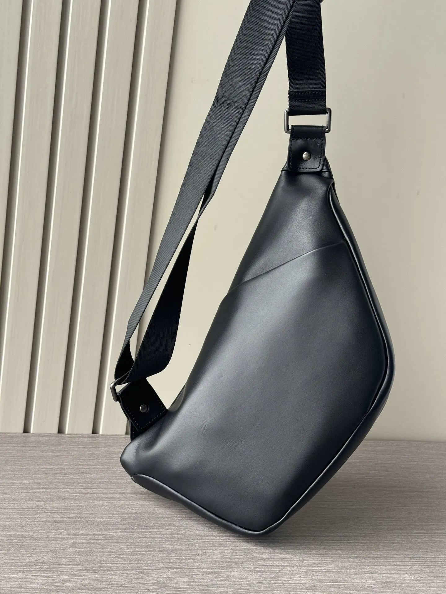 Prada 黑色 牛皮 Logo 腰包 轻便实用