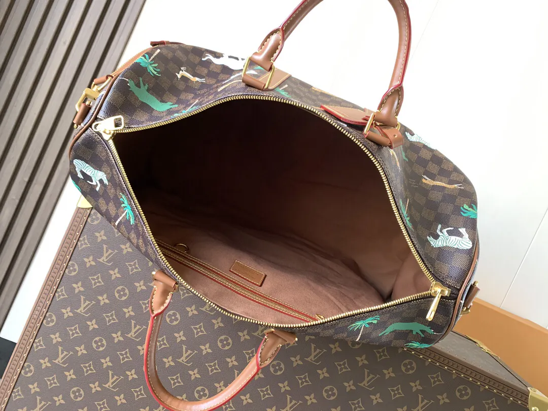 Fashion Item Travel Image 9 Fashion Item Travel Image 9