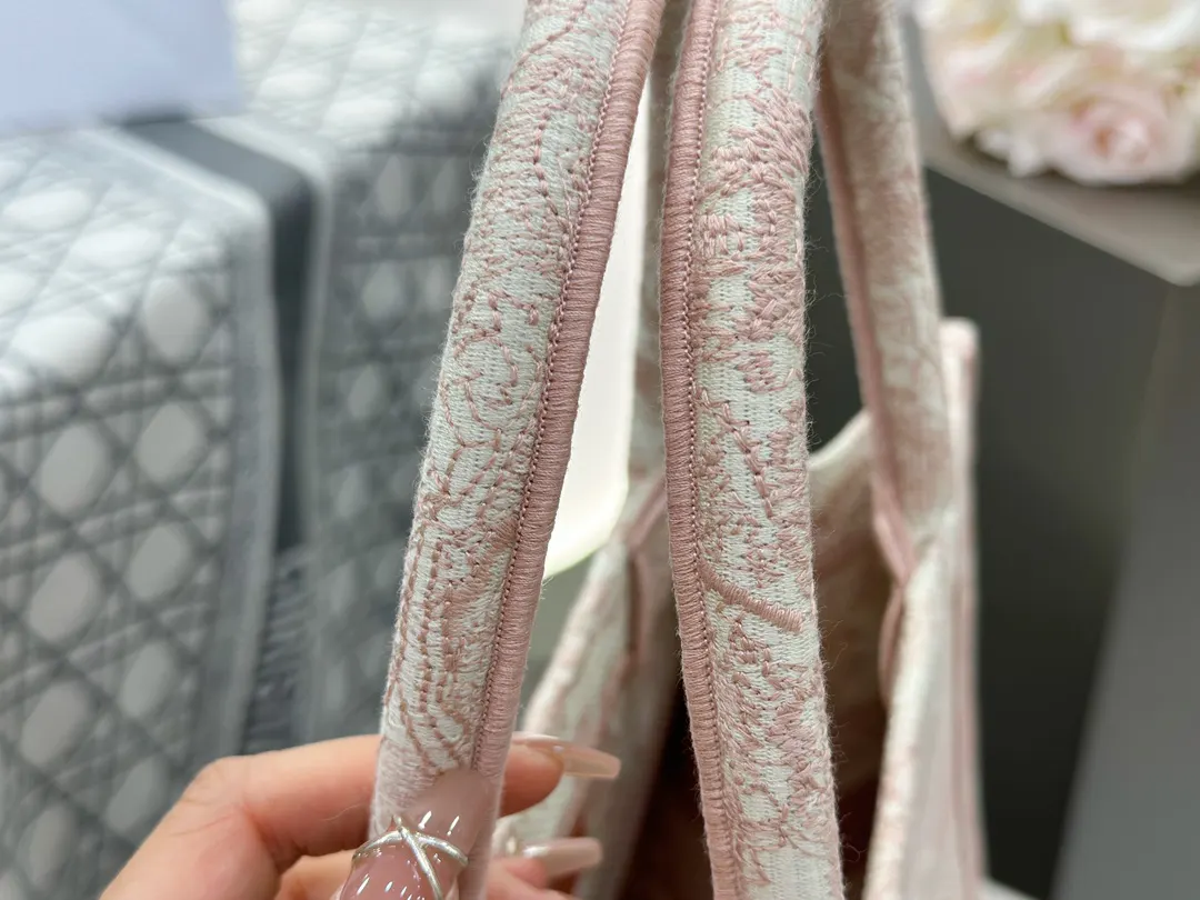 粉色 好喜欢 微妙的奢华感 温柔又梦幻 进口高密度刺繡 托特包 大容量托特款(數字9) 粉色 好喜欢 微妙的奢华感 温柔又梦幻 进口高密度刺繡 托特包 大容量托特款(數字9)
