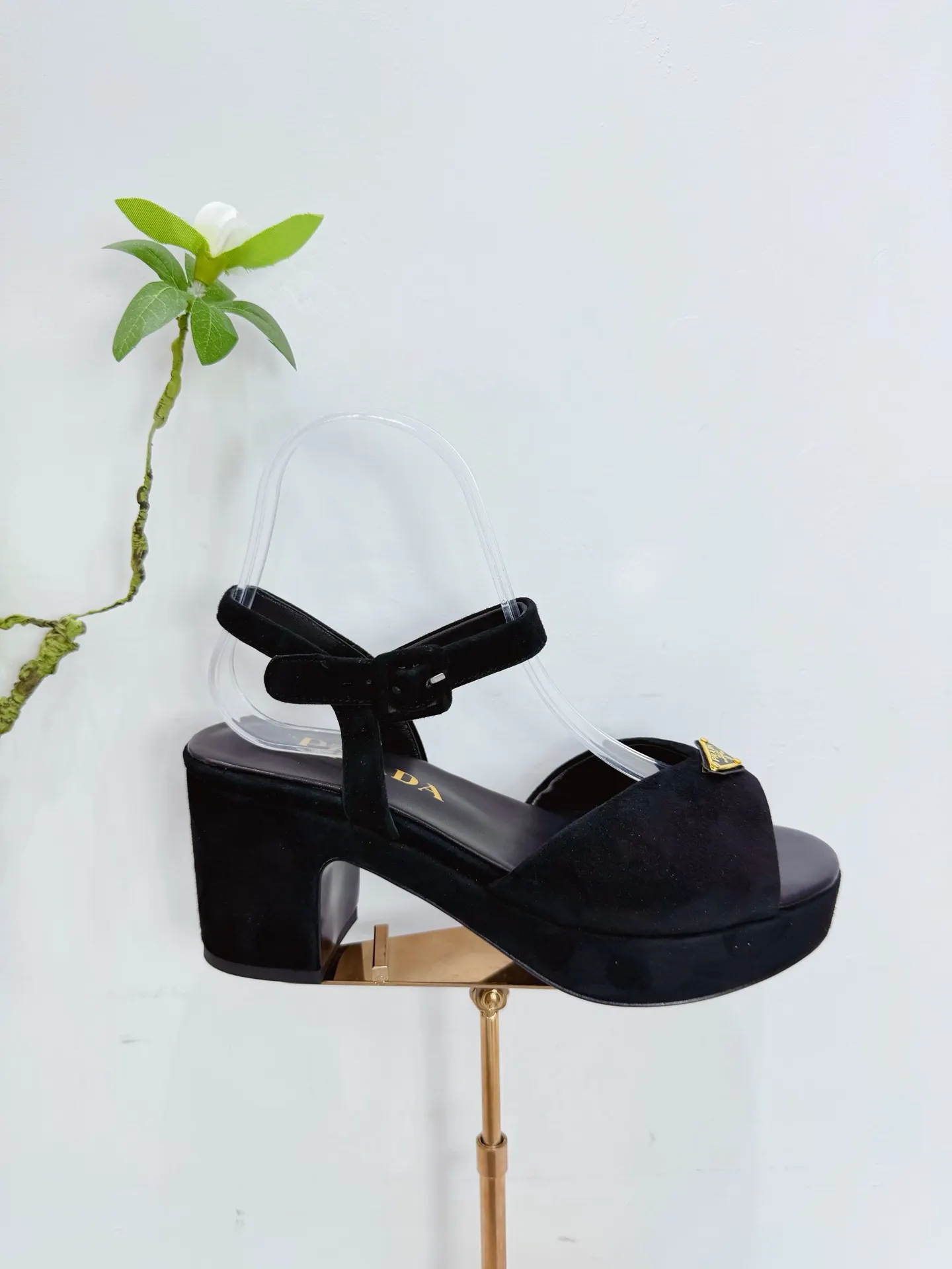 PRADA 羊皮 休闲鞋 舒适百搭款
