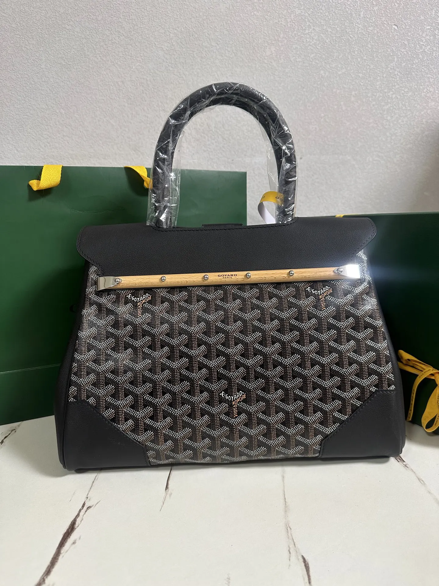 Goyard 小牛皮 无论包是打开还是合上 在内还是在外 它都能与女性生活 托特包 大容量托特款