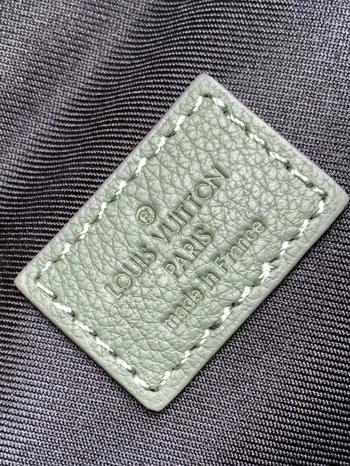 牛皮 前后拉链袋便于存取 钥匙和卡片 可调节腰带亦可实现肩 斜挎包 轻便斜挎款
