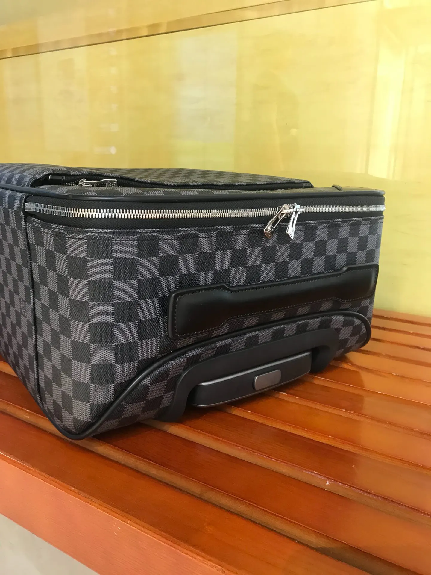 LV 帆布 超耐磨损万向轮 灵活出行 加厚全鋁合金 梯形 化妝包 便携收納款