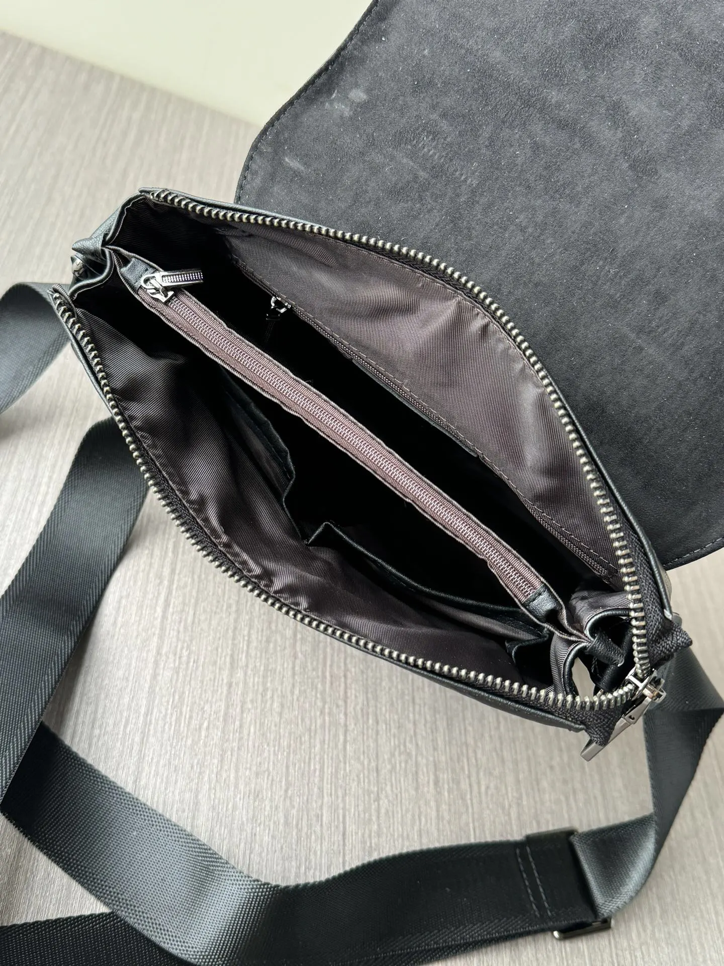 Prada 黑色 牛皮 Logo 斜挎包