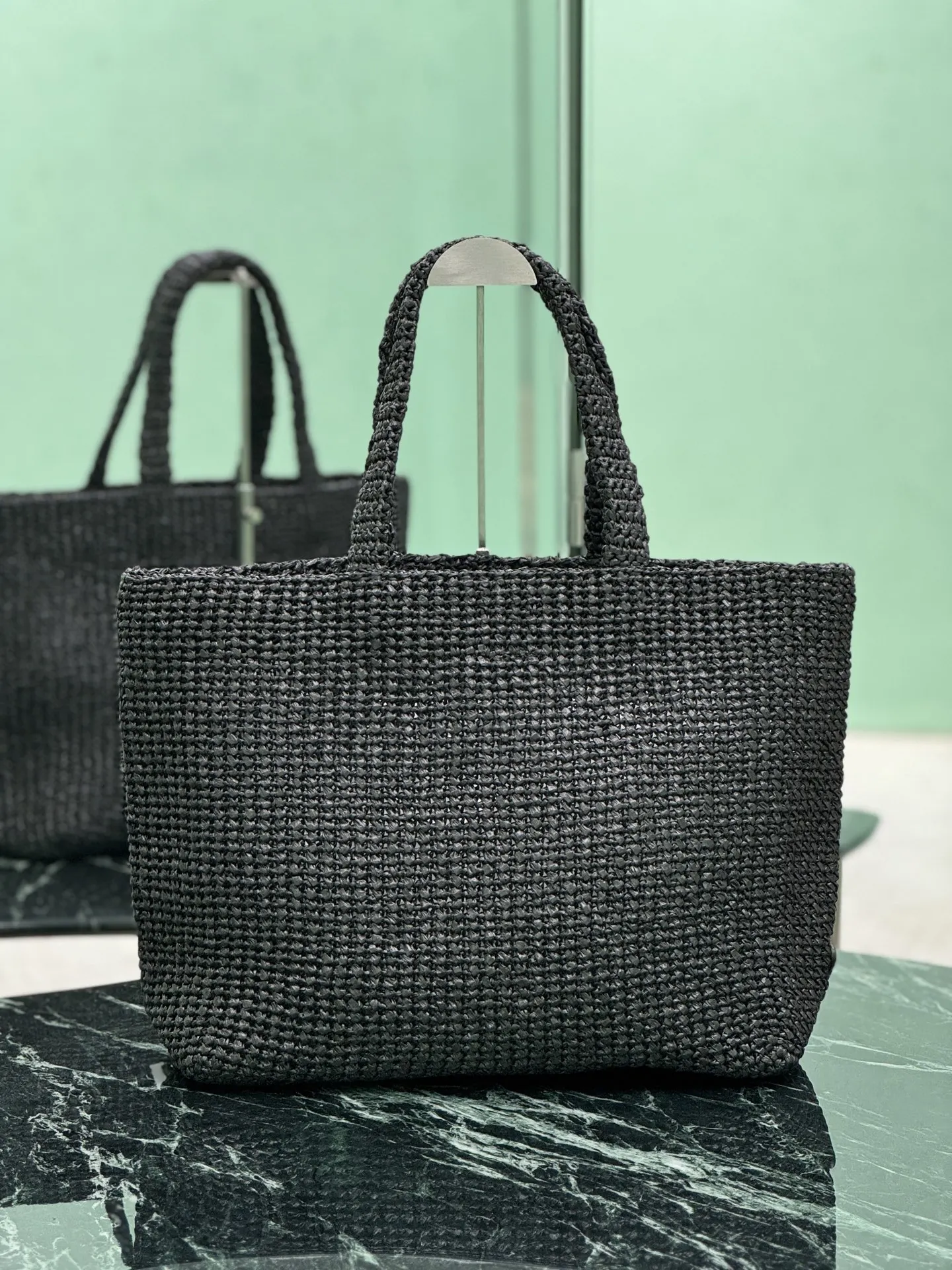 Prada 正面标志性的刻字徽标刺繡巧妙点缀廓形 托特包 大容量托特款