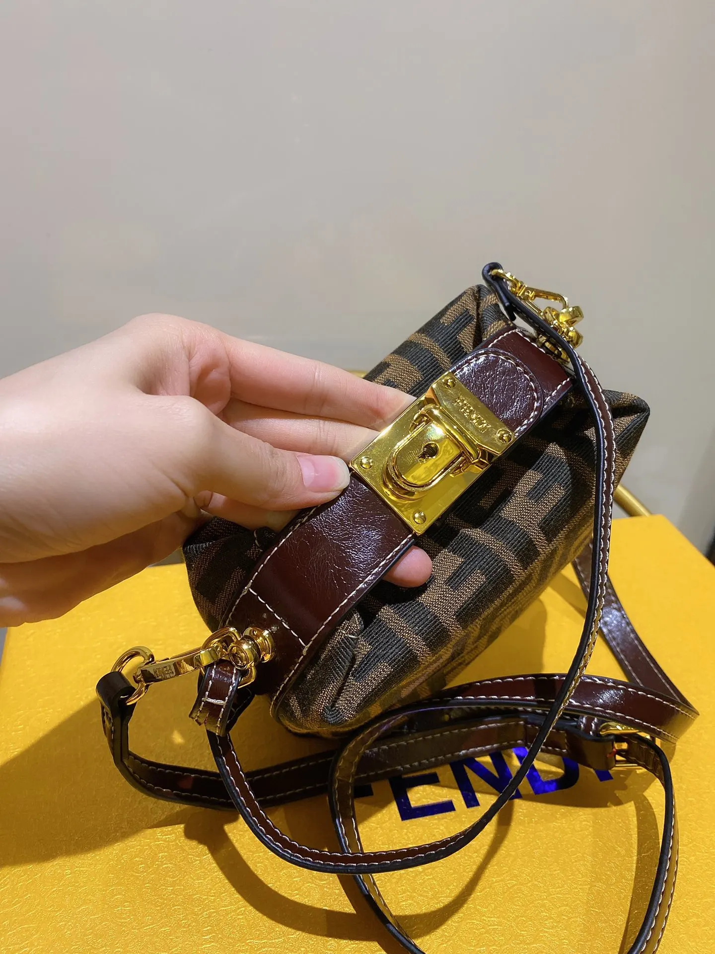 Fendi 老花 出厂价 芬迪 vintage mi 化妆包 便携收纳款