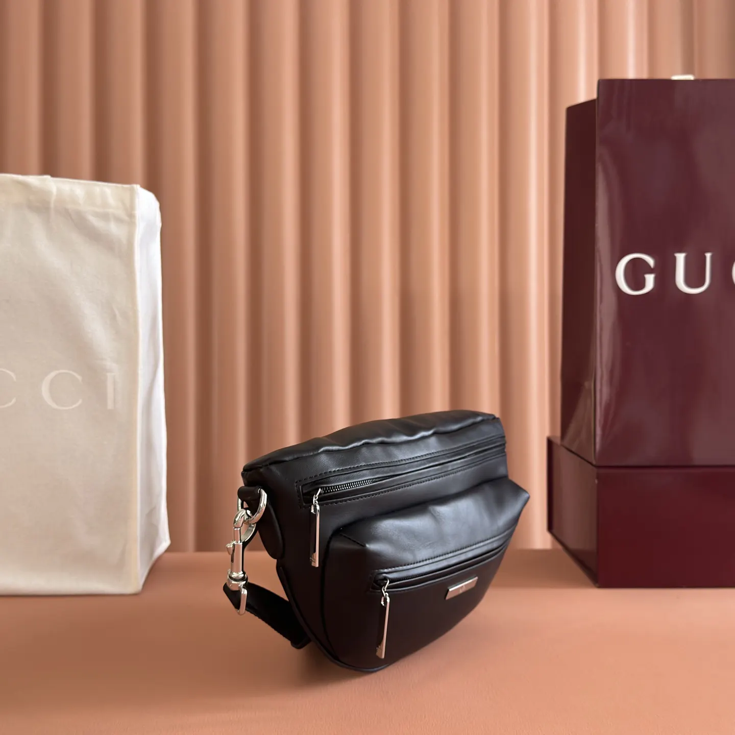 Gucci 黑色 银色 受品牌标志性造型启发 全新包袋系列通过现代视角焕然重 斜挎包 轻便斜挎款