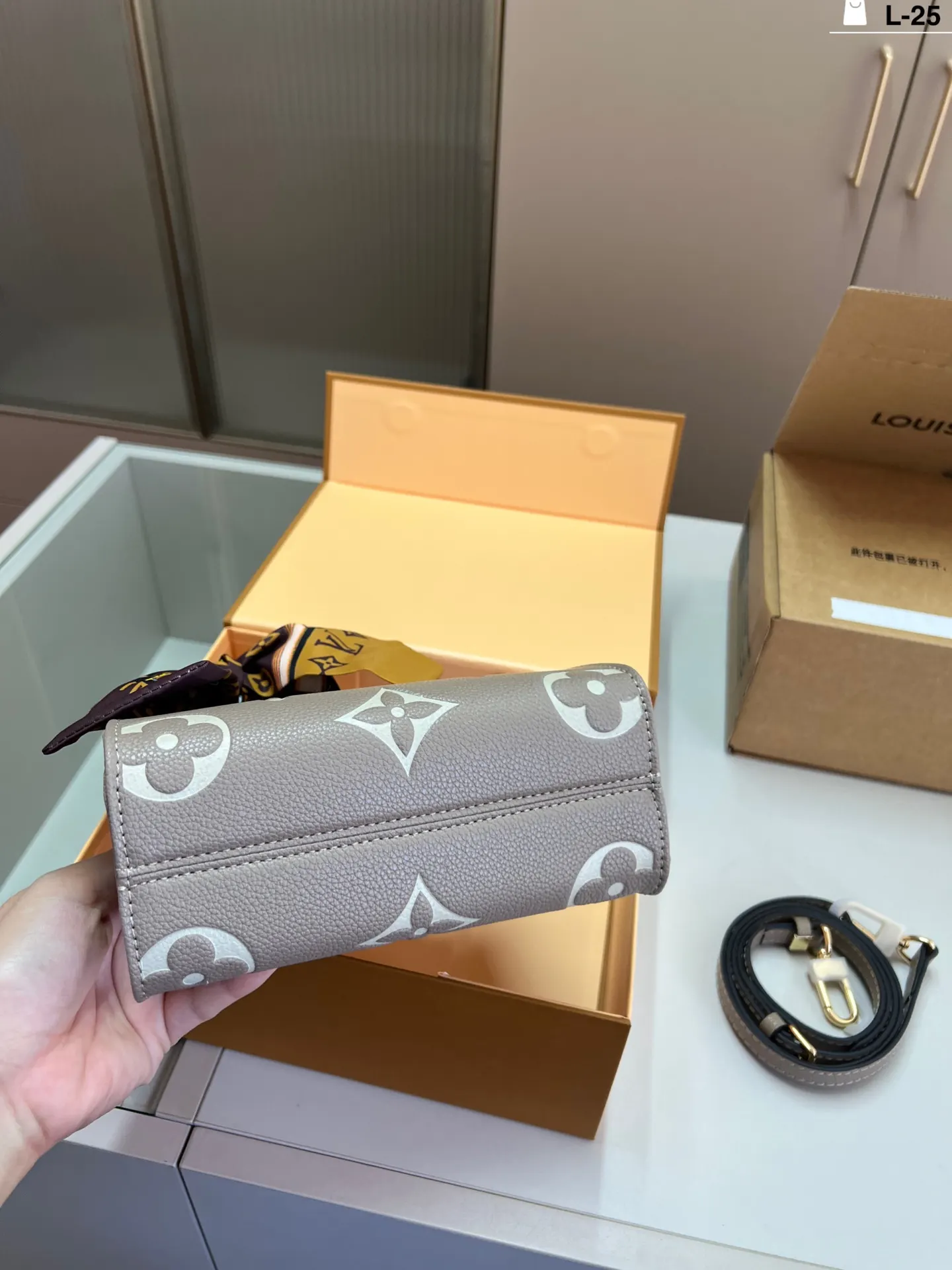 LV 丛林托特包 奢华与經典的大象灰托特 包型方正挺括 非 大容量托特款
