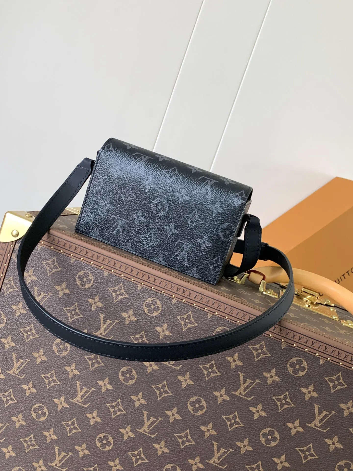 LV 黑色壓紋鏈條郵差包 單肩斜挎款(數字12) LV 黑色壓紋鏈條郵差包 單肩斜挎款(數字12)