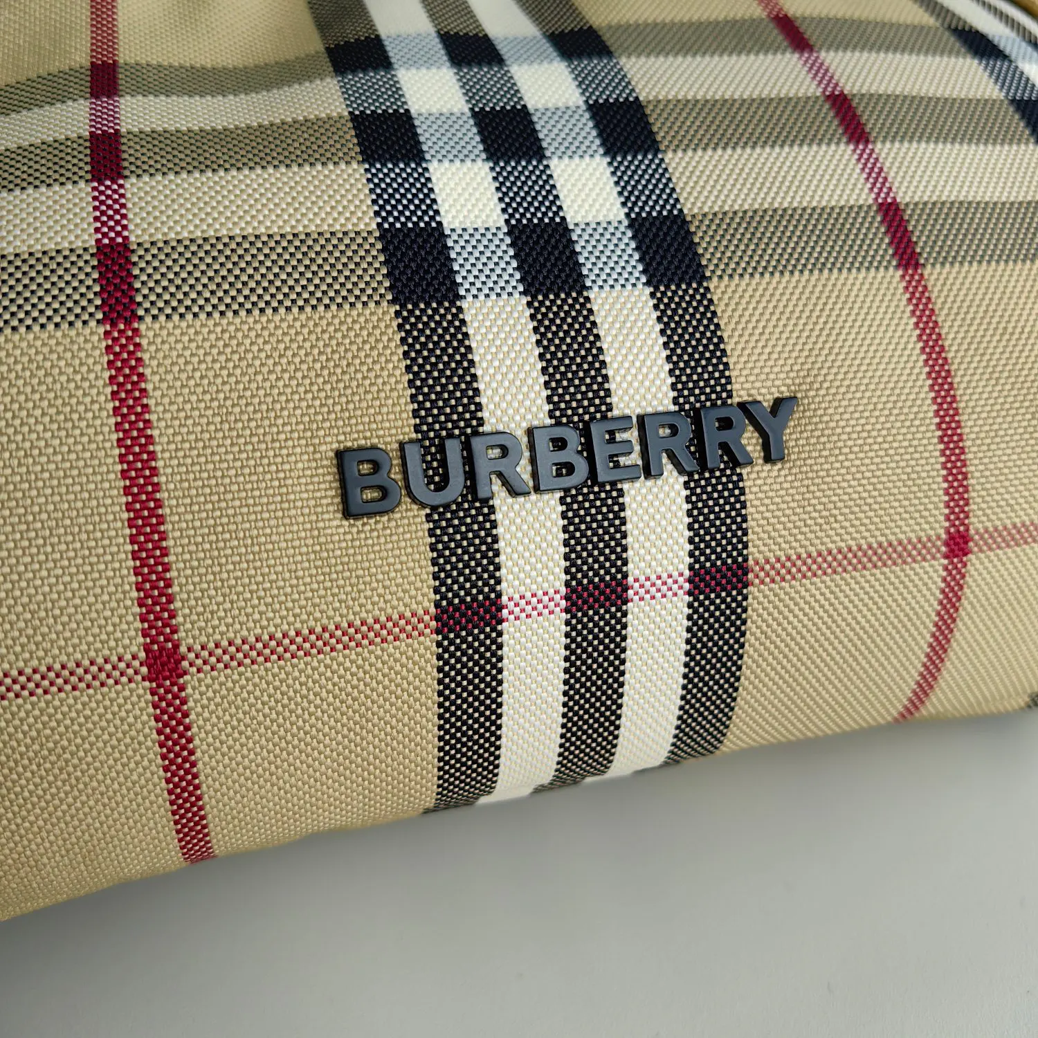 Burberry 設計借鉴九十 代街头风格 焕新装饰 格纹 融入 腰包 休閒腰包款