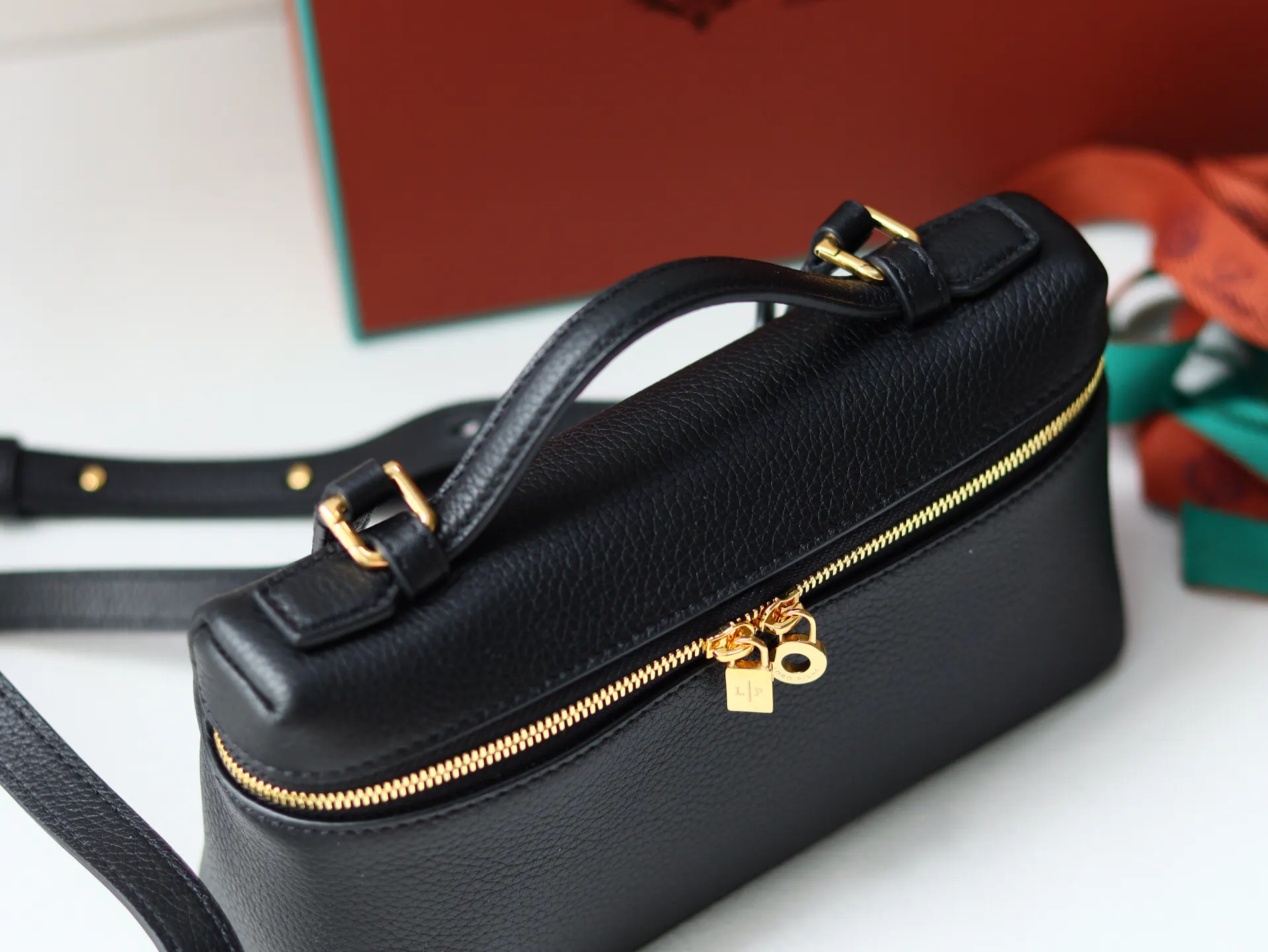 牛皮 LORO PIANA 手拿包 精致手拿款