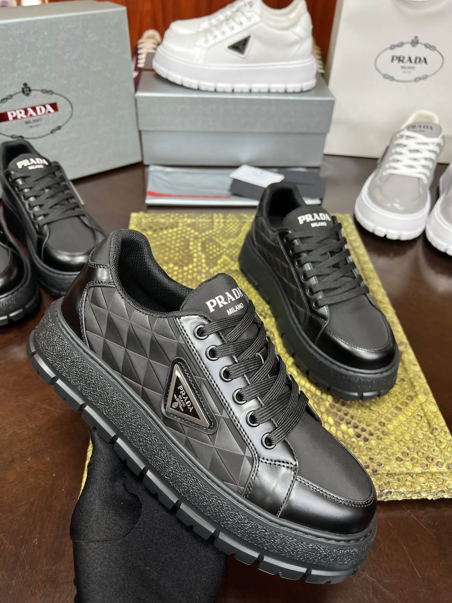 Prada 牛皮 休闲鞋 舒适