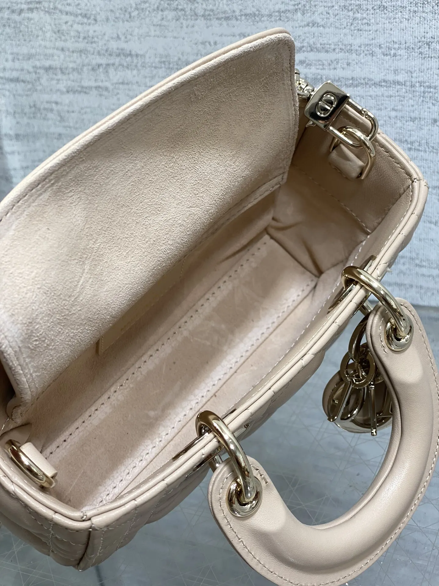 Dior 杏色 羊皮 进口 羊皮横款迷你戴妃包 杏色 Joy bag 鏈條包 精致鏈條款(數字9) Dior 杏色 羊皮 进口 羊皮横款迷你戴妃包 杏色 Joy bag 鏈條包 精致鏈條款(數字9)