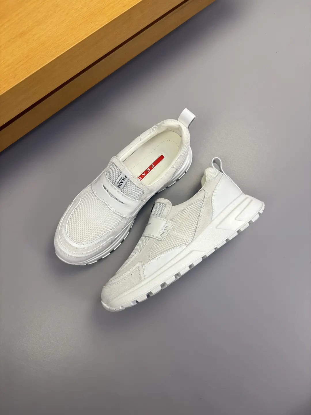 PRADA 牛皮 帆布 Logo 运动鞋 休闲运动款