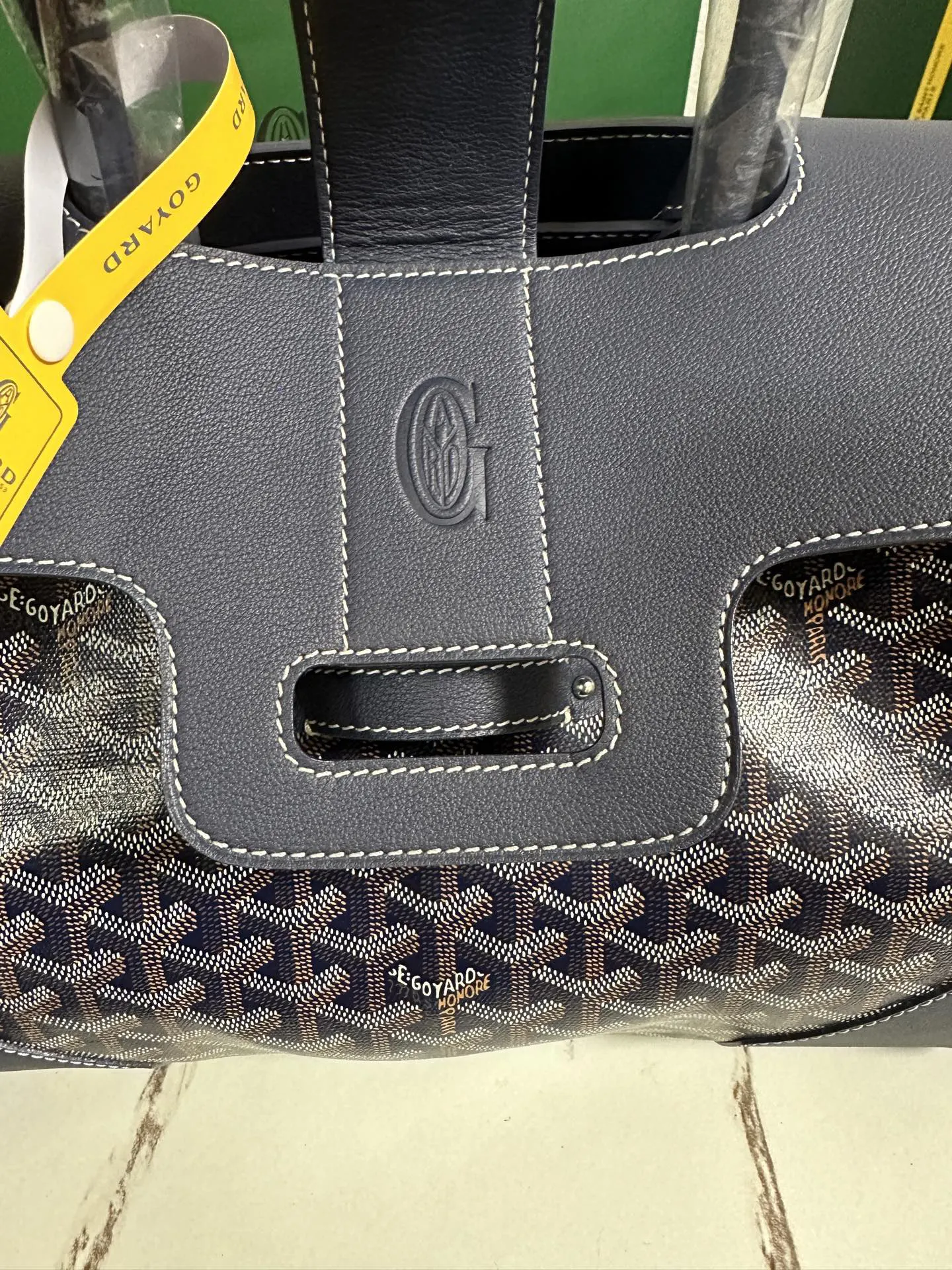 Goyard 小牛皮 无论包是打开还是合上 在内还是在外 它都能与女性生活 托特包 大容量托特款