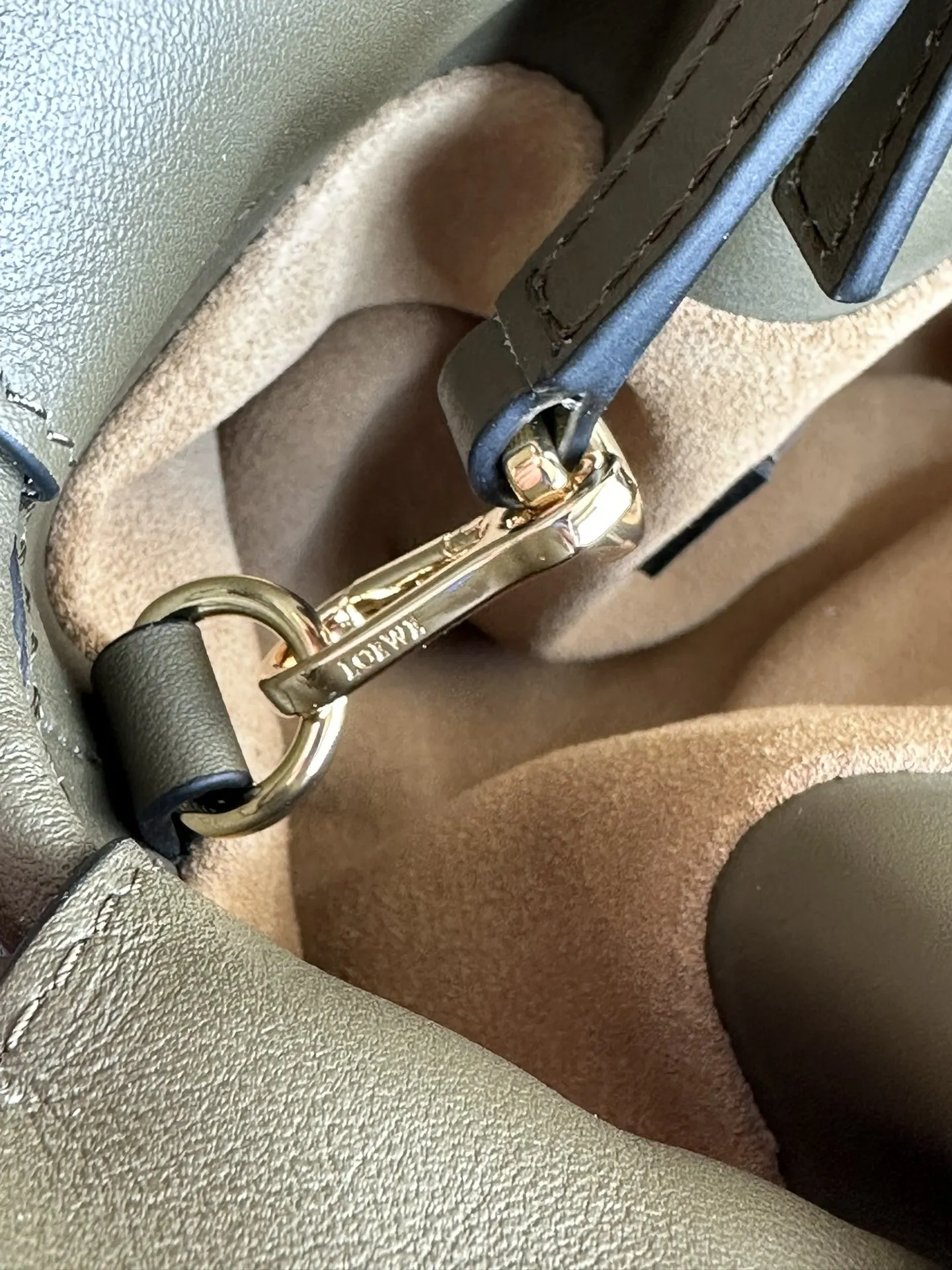 Loewe 金色 卡其 牛皮 手拿包 精致手拿款