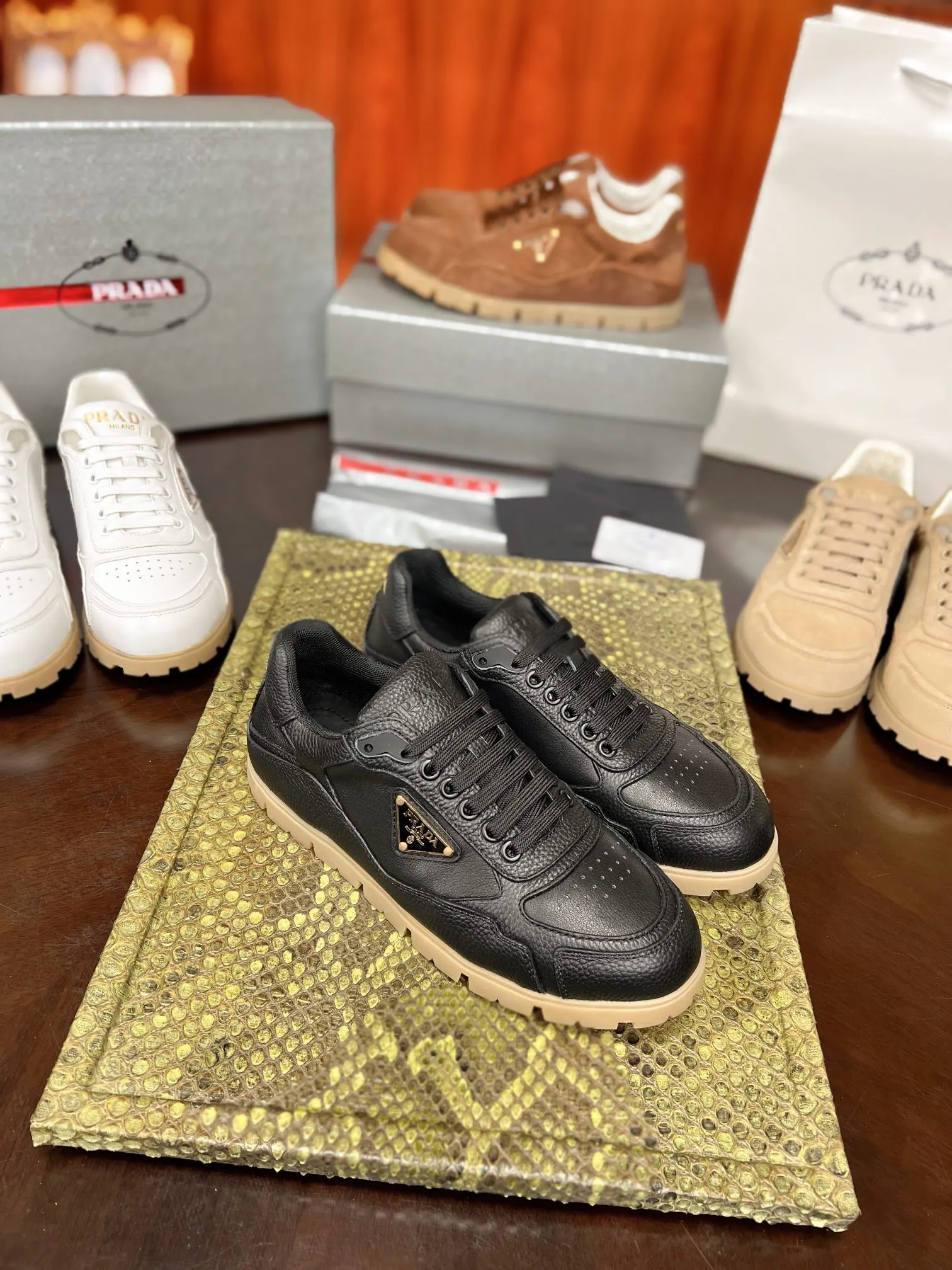 Prada 牛皮 休闲鞋 舒适