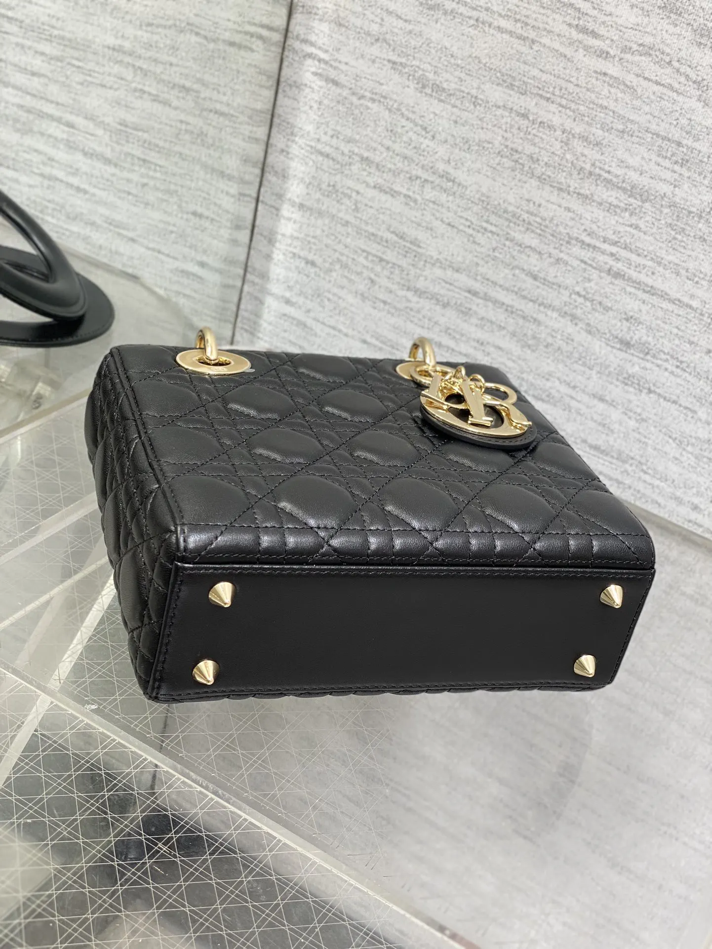 Dior Lady Dior Lady 黑色藤格手袋 宽肩带