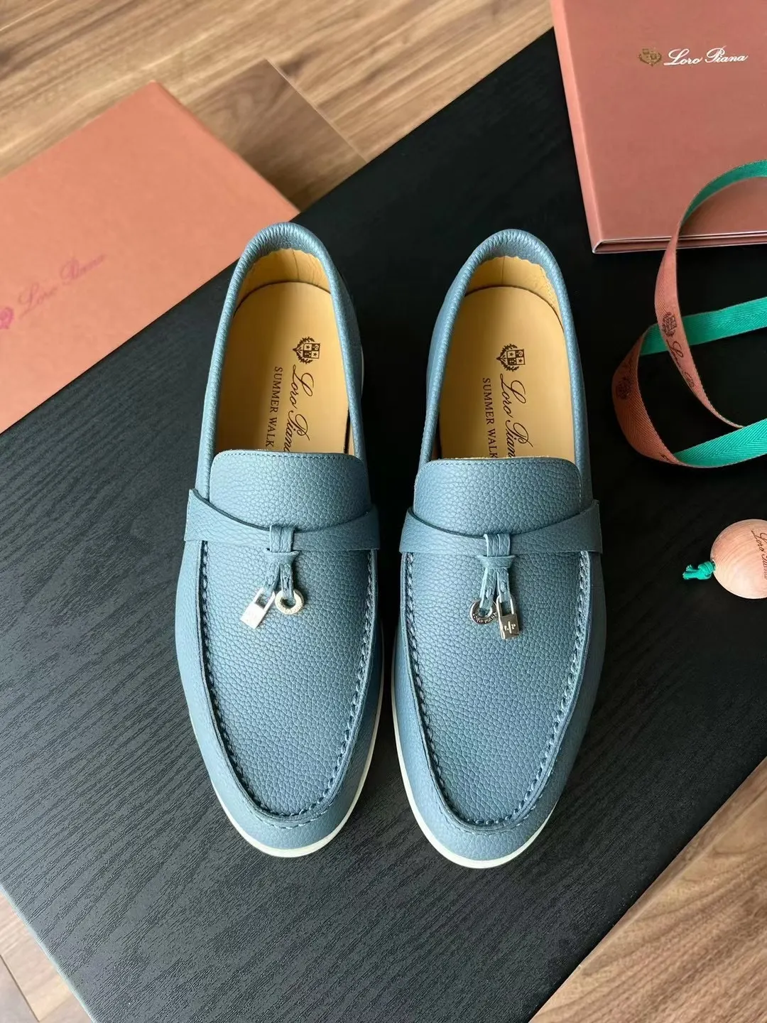 Loro Piana 拖鞋 轻便舒適款(數字2) Loro Piana 拖鞋 轻便舒適款(數字2)
