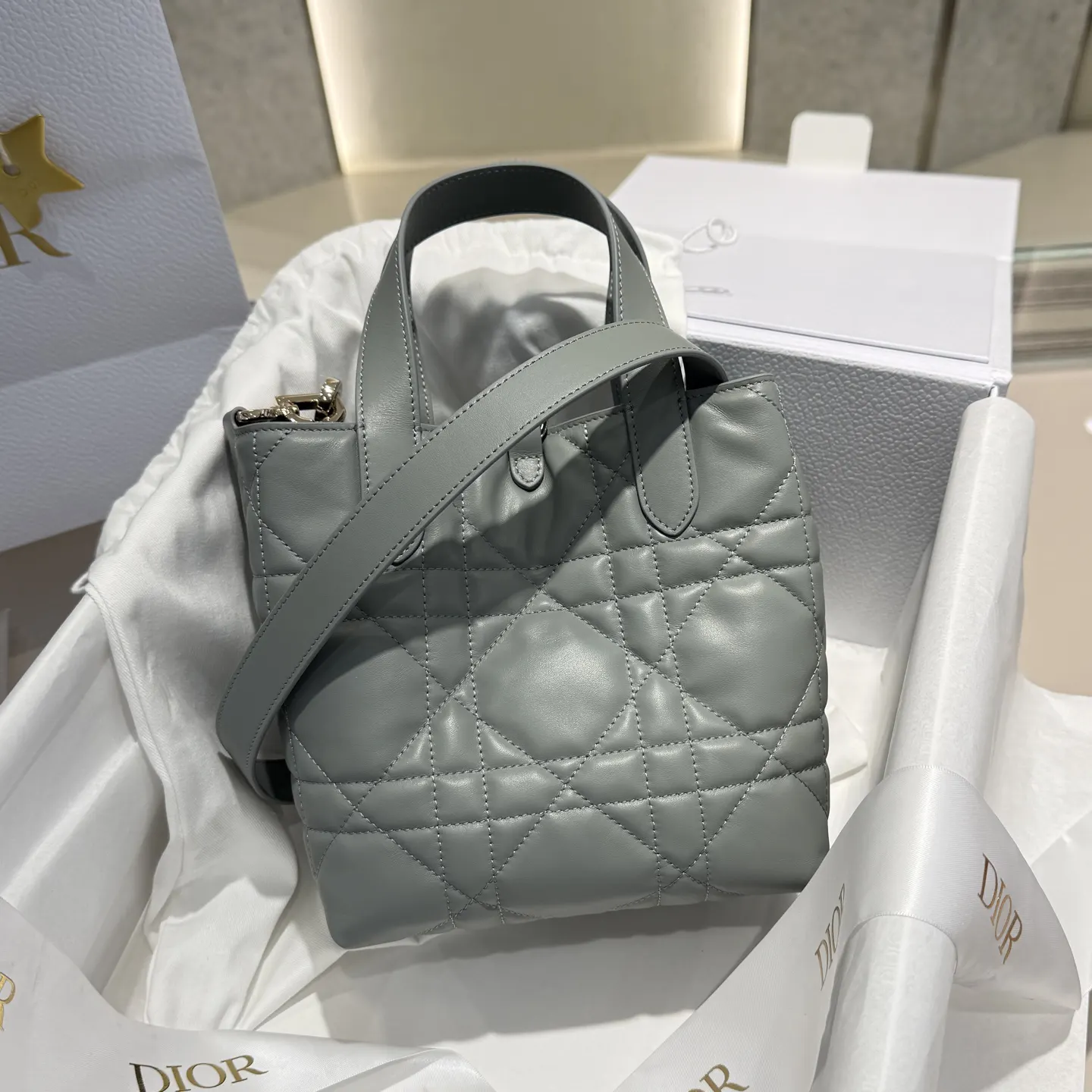 Dior Cannage藤格紋 灰色牛皮包包 手提斜挎 手提包(數字5) Dior Cannage藤格紋 灰色牛皮包包 手提斜挎 手提包(數字5)
