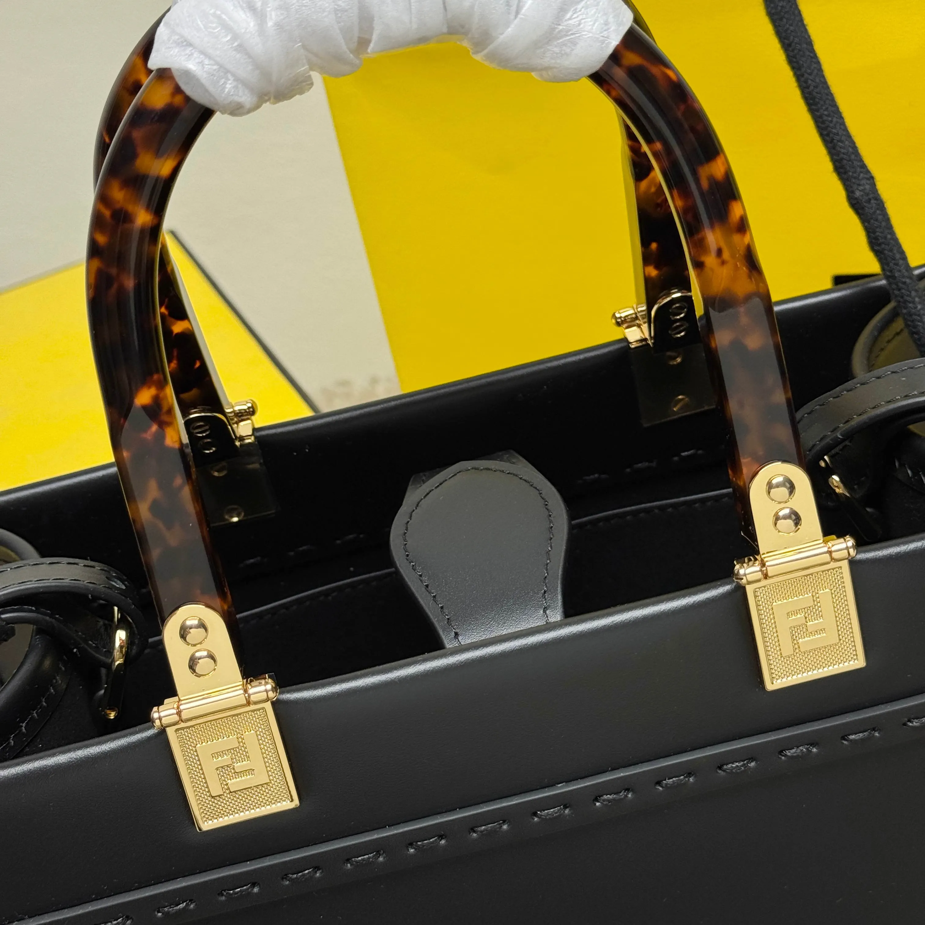 Fendi 黑色 金色 皮革 手拿包 精致手拿款