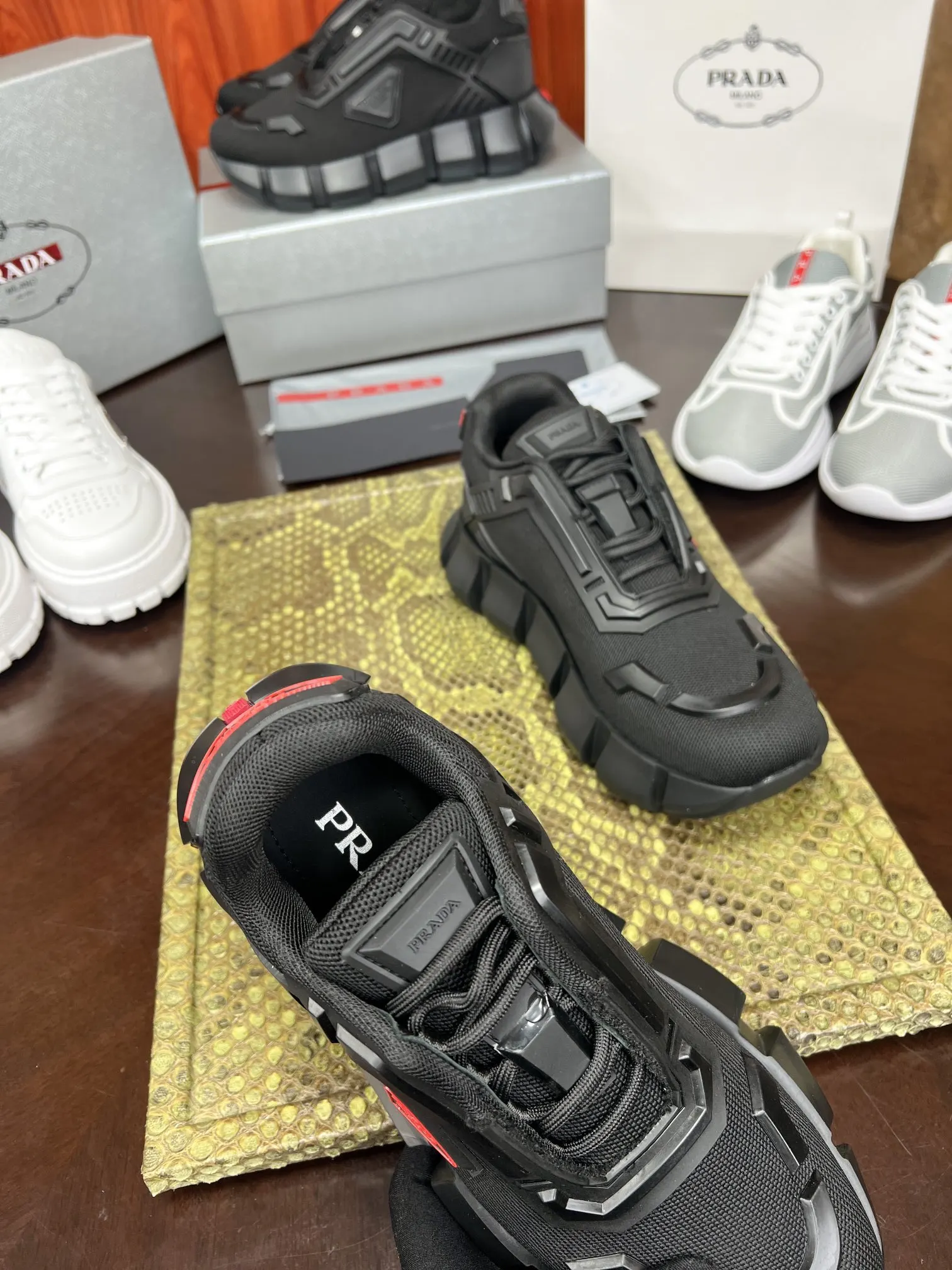 Prada 牛皮 休闲鞋 舒适