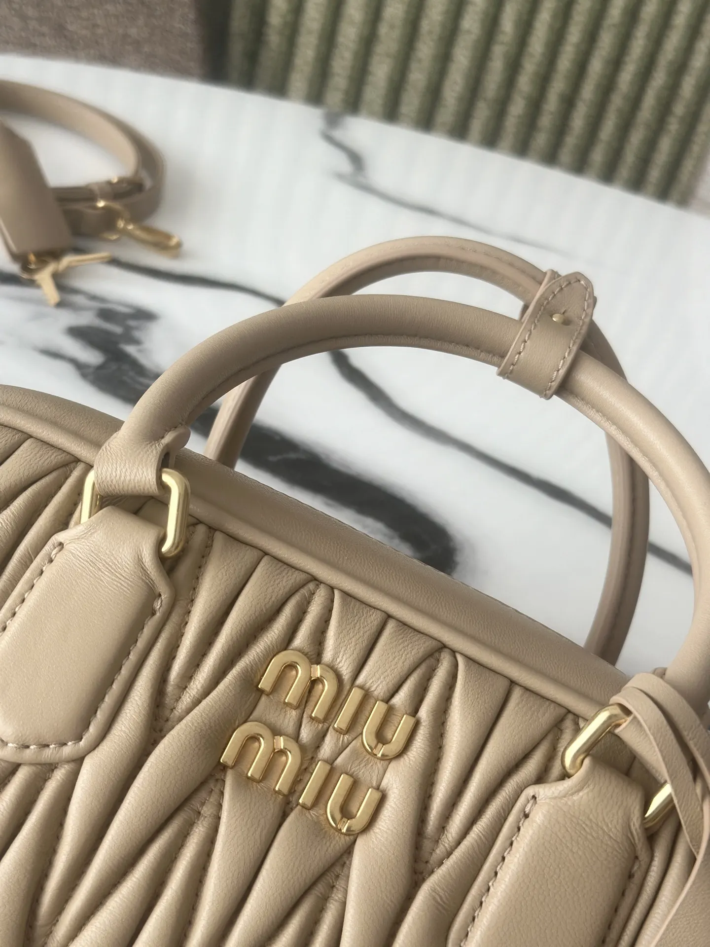 Miu 羊皮 斜背包 輕便斜挎款