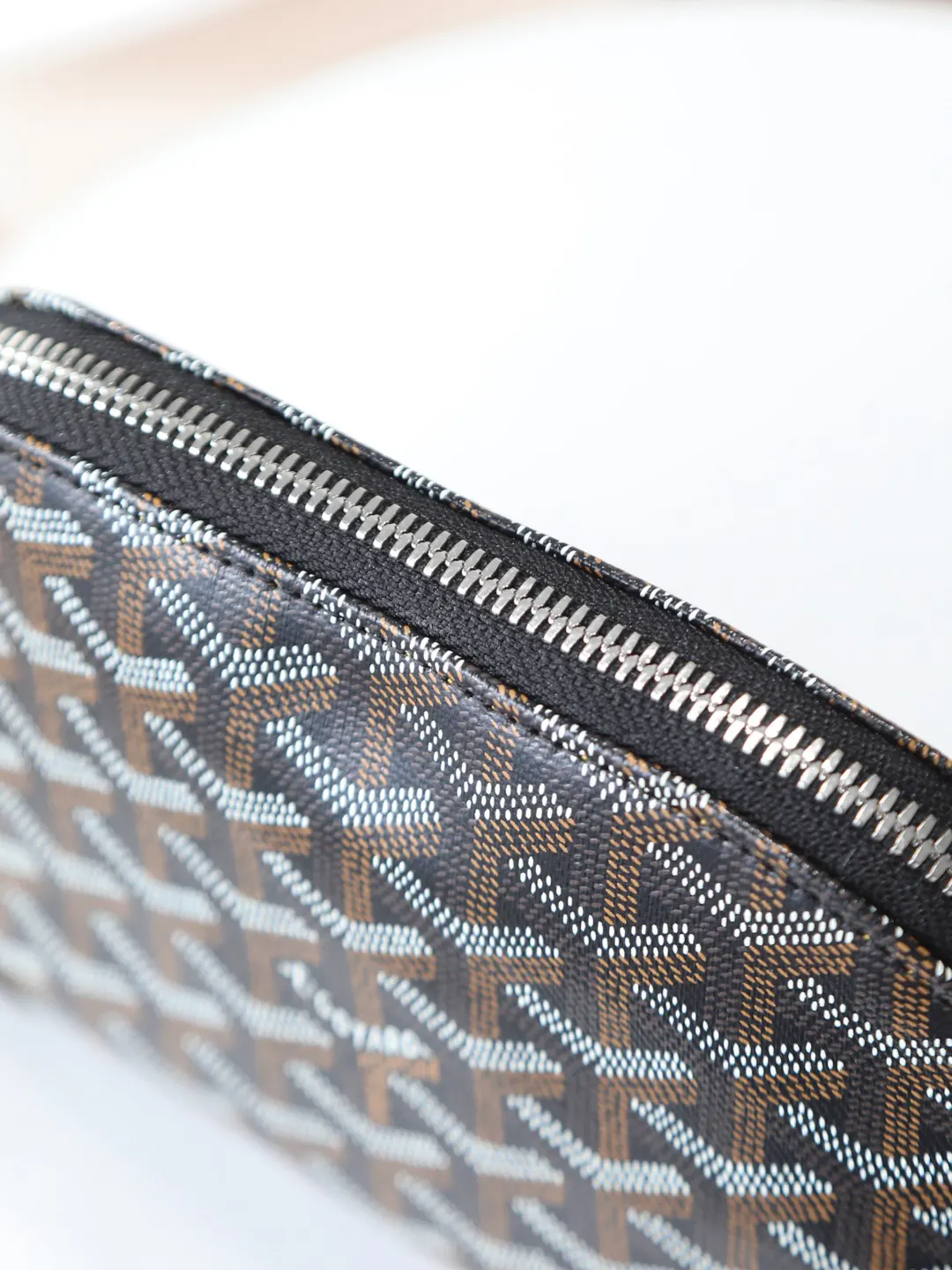 Vendome Pouch 迷你贝壳形状的包收 化妝包 便携收納款(數字9) Vendome Pouch 迷你贝壳形状的包收 化妝包 便携收納款(數字9)