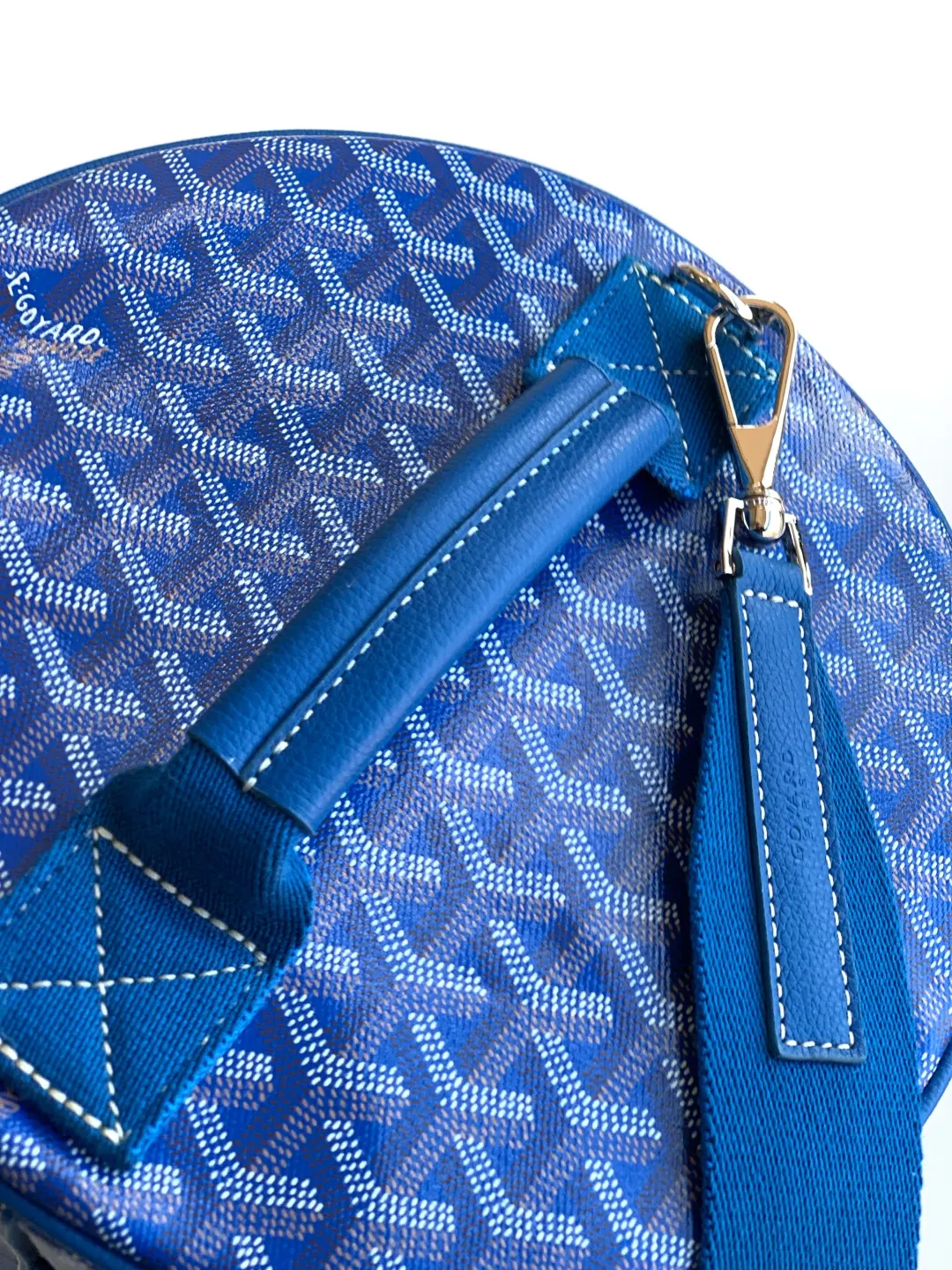 Goyard 侧边设有扣环 可以自行搭 中号背带进行肩背 旅行袋 大容量旅行款