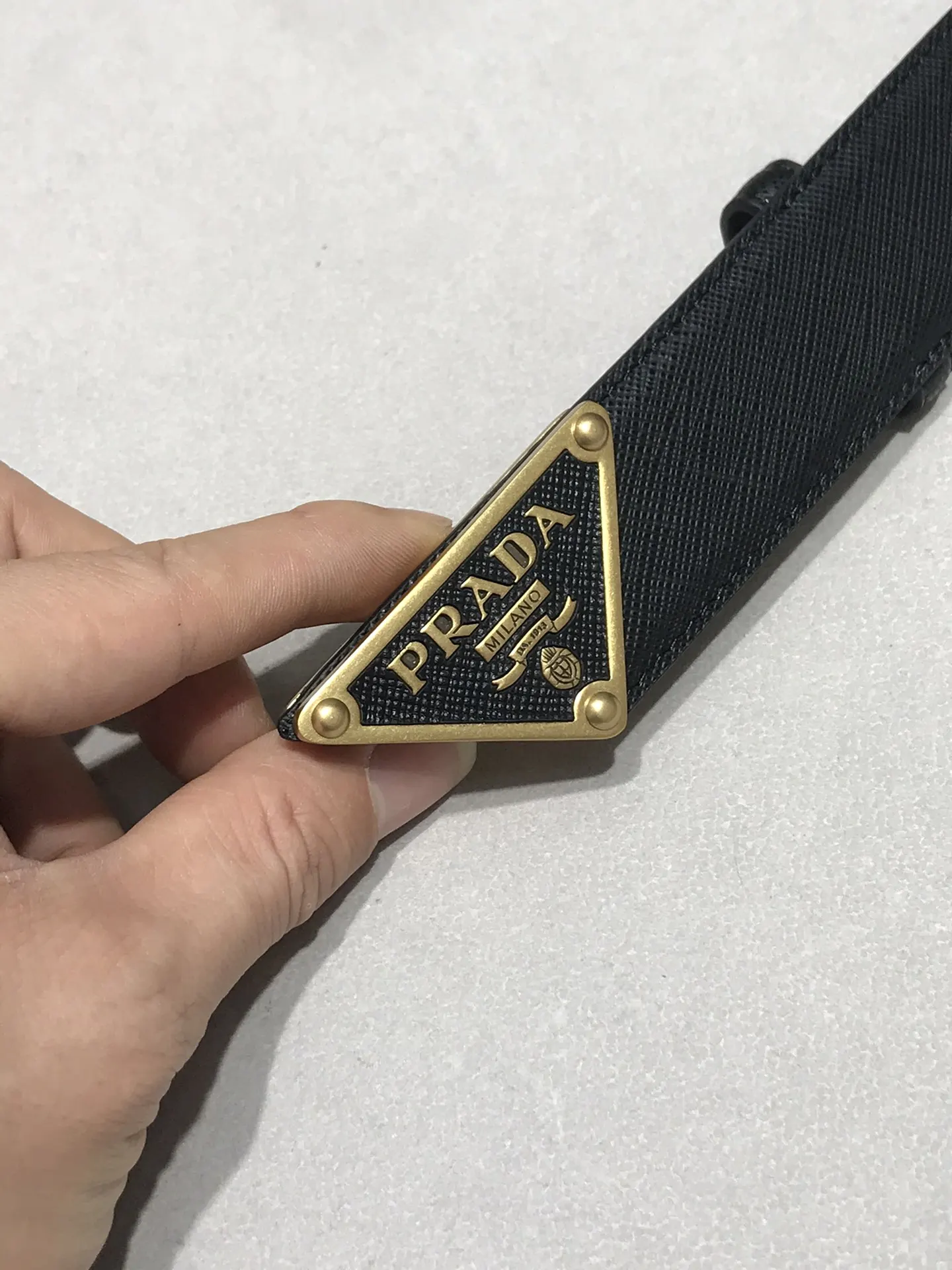 PRADA 牛皮 三角标 腰带 通勤搭配款