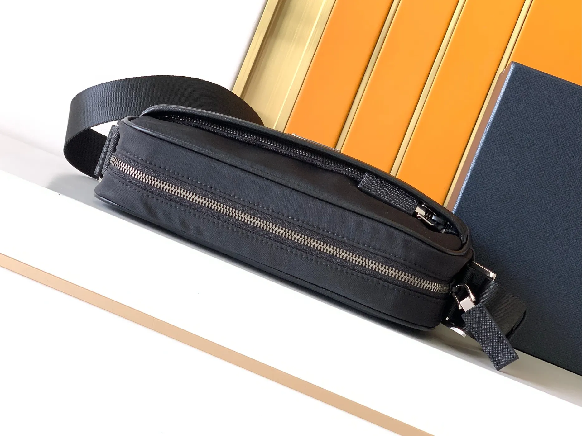 PRADA 2VH010 牛皮 Logo 斜挎包 日常通勤款