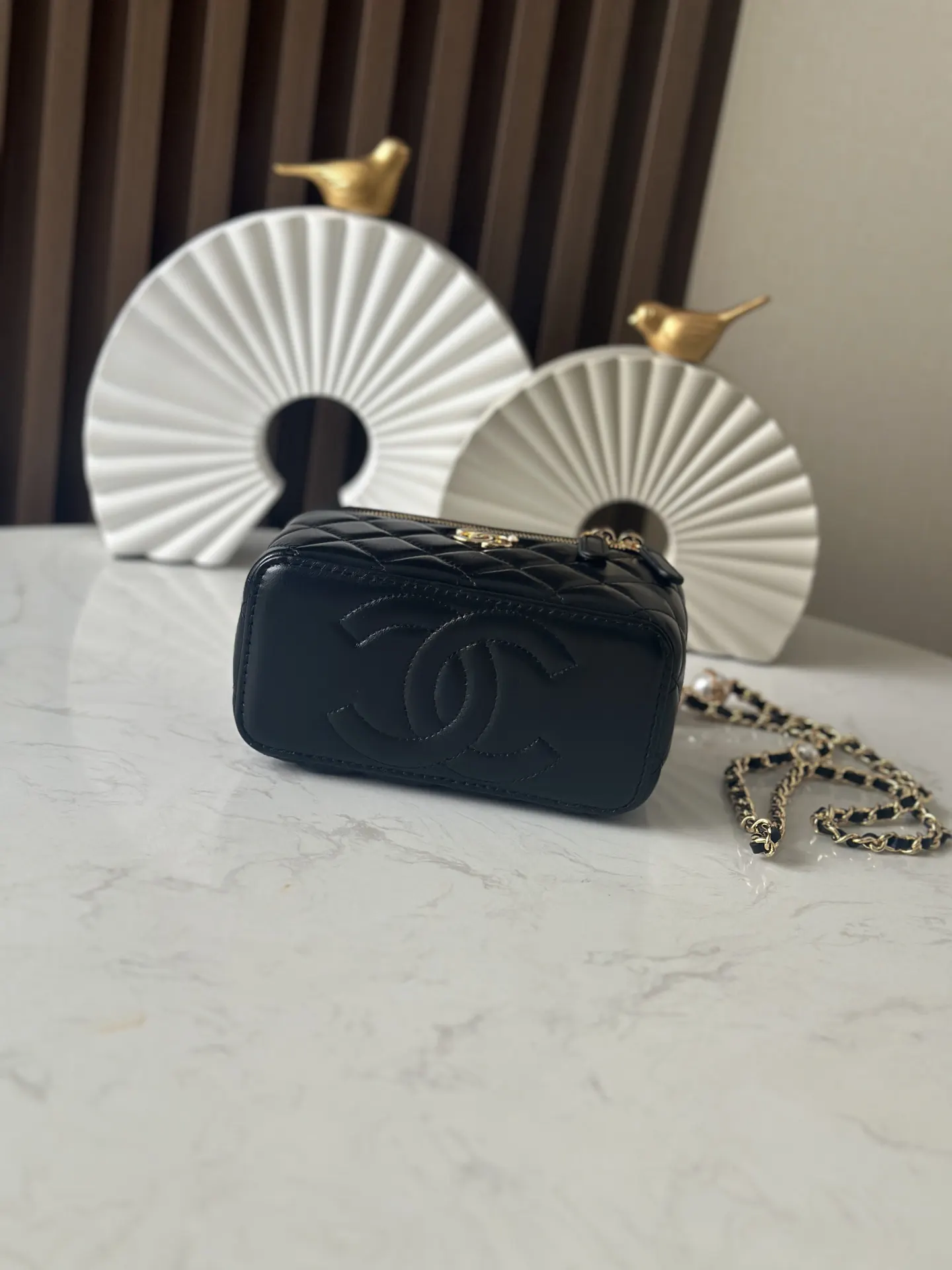 Chanel 黑色菱格羊皮化妆包 金链