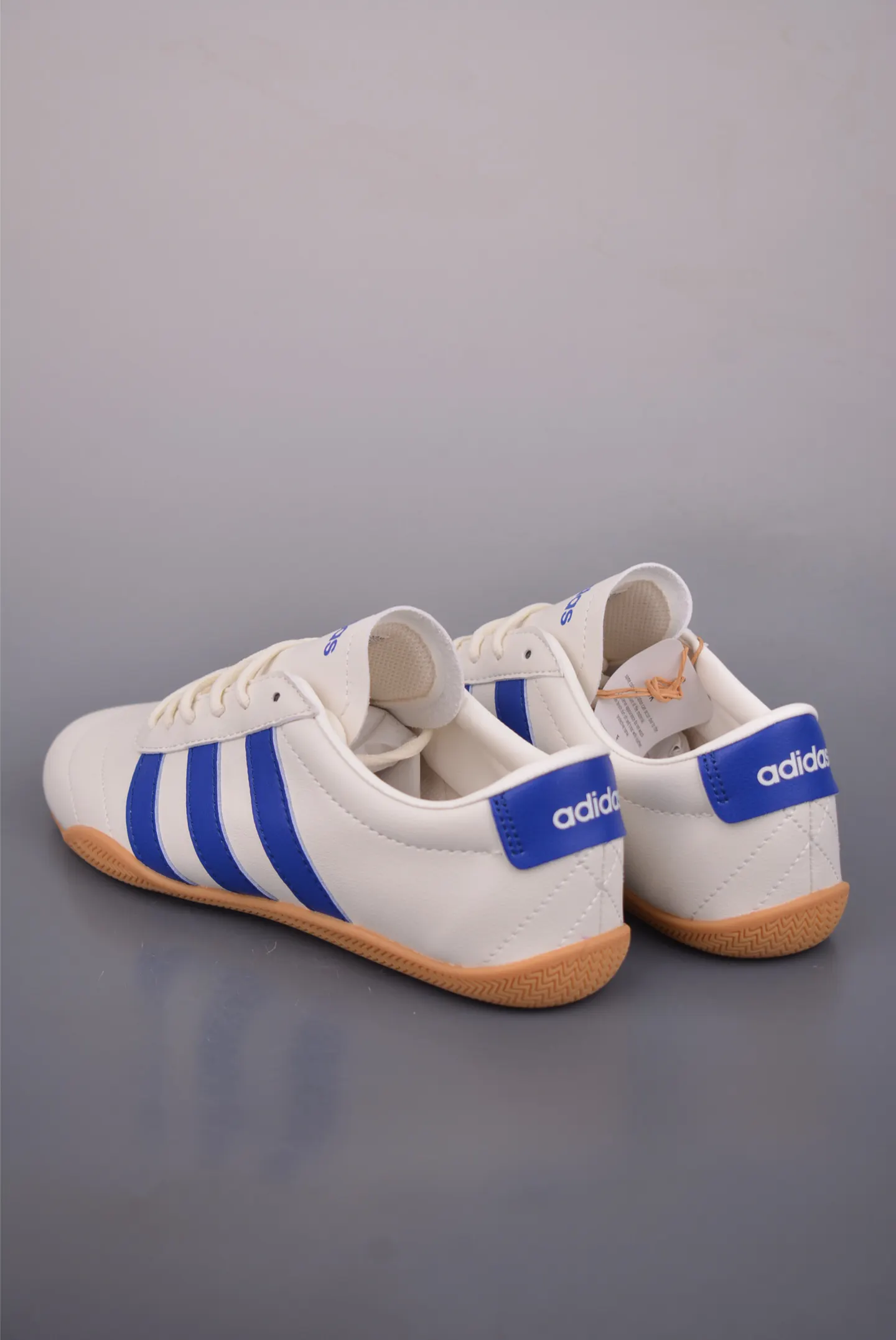 Adidas 运动鞋 休闲百搭款