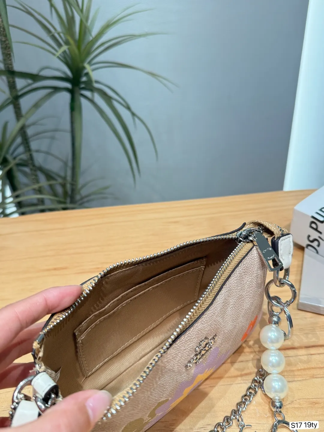 Coach 米色 皮革 麻将花卉图案斜背包​​ 斜背包采用浅米色皮 鏈條包 精致鏈條款
