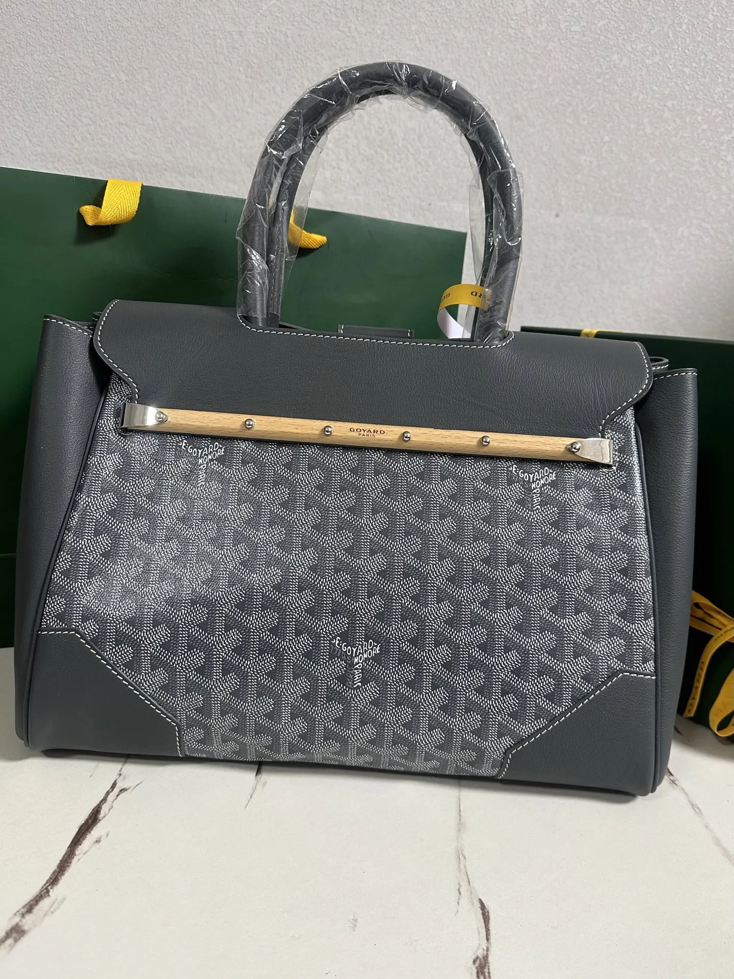 Goyard 小牛皮 无论包是打开还是合上 在内还是在外 它都能与女性生活 托特包 大容量托特款