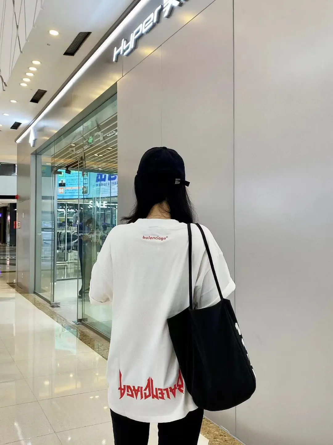 Balenciaga 紅色徽章標識圓領短袖T恤 白色(數字9) Balenciaga 紅色徽章標識圓領短袖T恤 白色(數字9)