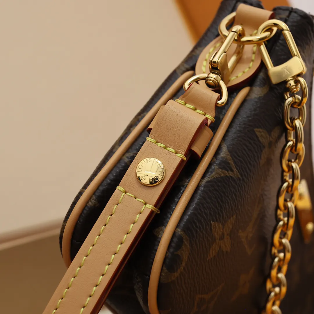 LV 金色 牛皮 安全的双拉链闭合和雕刻的金色牌匾完成了这件時尚的作品 雙肩包 实用雙肩款