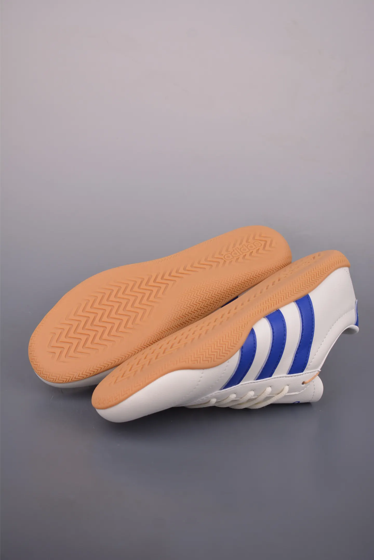 Adidas 运动鞋 休闲百搭款