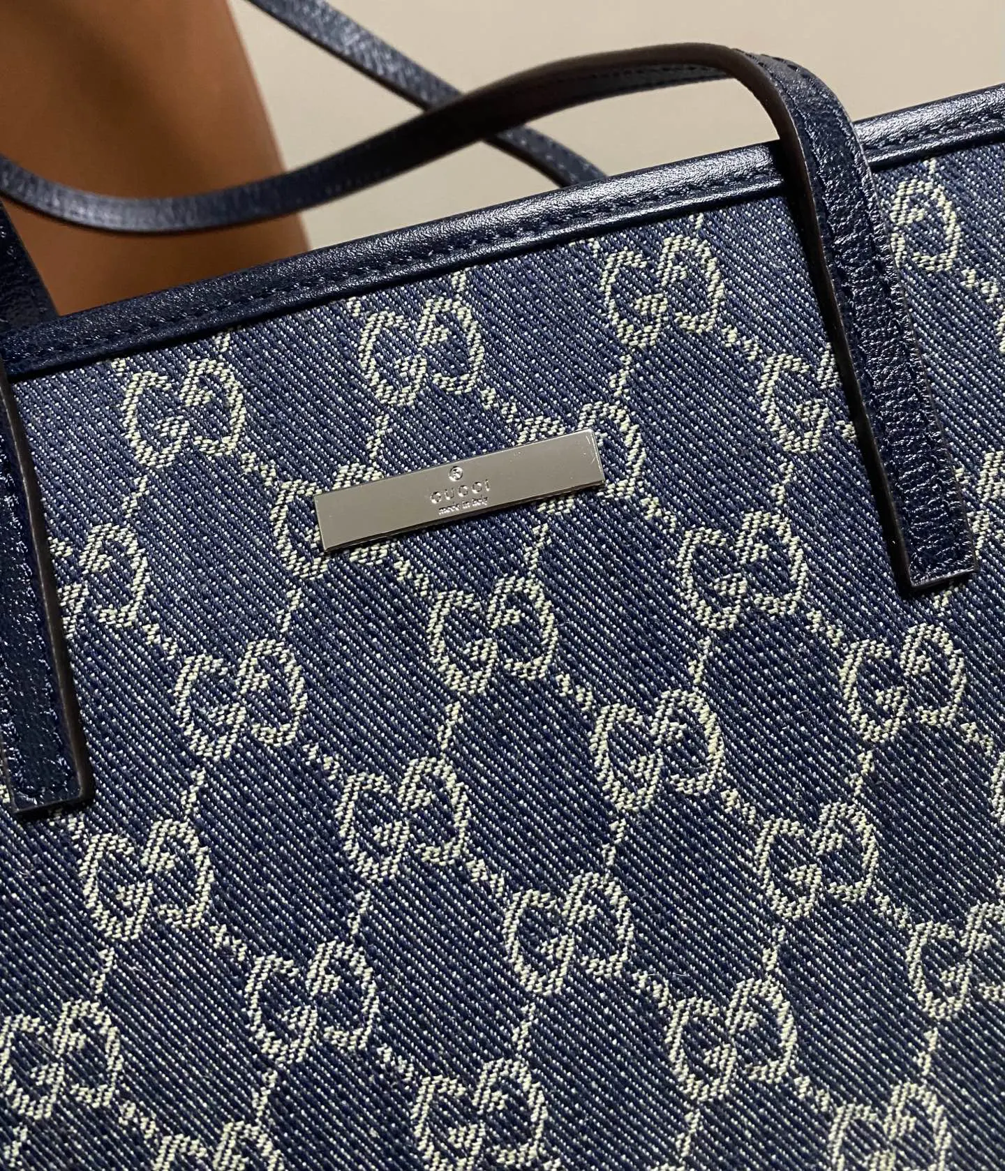 Gucci 帆布 GG涂层帆布与织带的搭 为精致的造型增添了标志性的点 托特包 大容量托特款