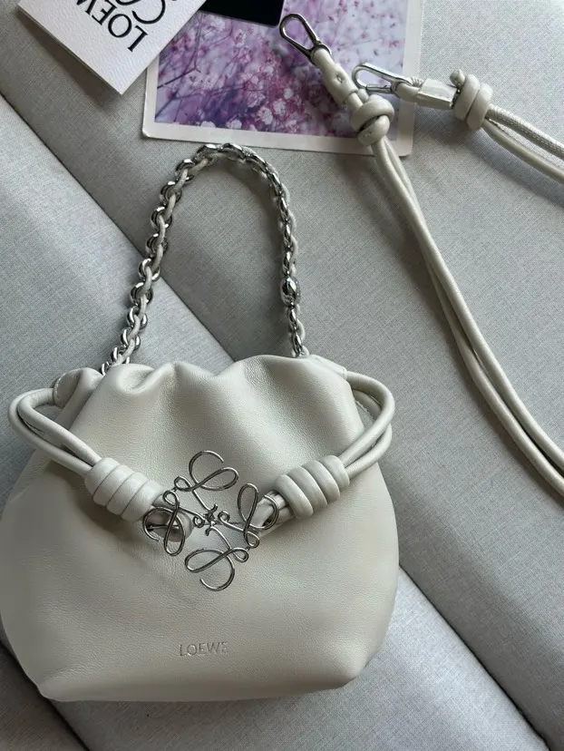 Loewe 金色 羊皮 型號 套金屬鏈條加长皮 鏈條包 精致鏈條款(數字9) Loewe 金色 羊皮 型號 套金屬鏈條加长皮 鏈條包 精致鏈條款(數字9)