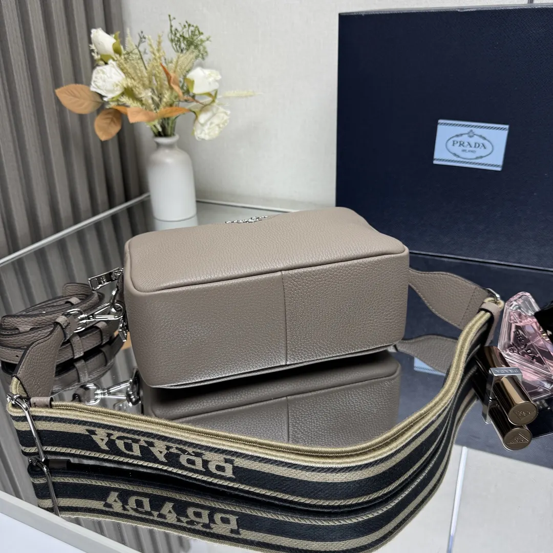Prada 鹿皮 牛皮 双肩背包 轻便实用