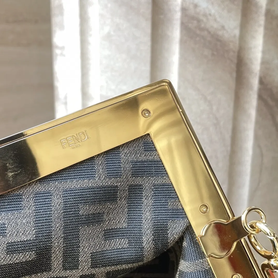 羊皮 Fend First中号手袋 柔软的羊皮材质 手拿包 精致手拿款